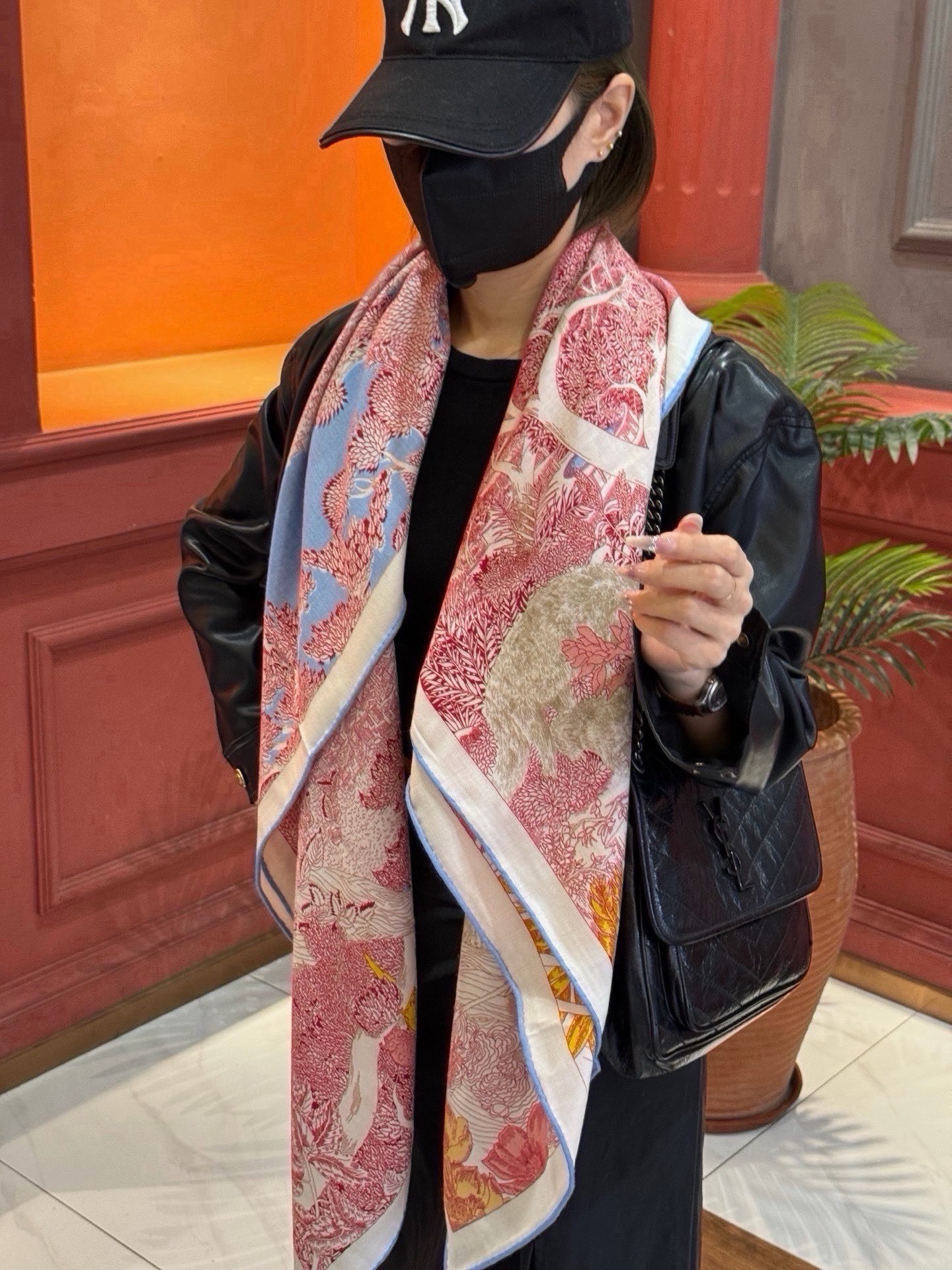 爱马仕~秋冬搭配利器❗️顶级双面同色 版真丝羊绒披肩!!1条等于2条】点睛精彩,图案和配色都超级喜欢,又一款双面配色工艺 爱马仕~秋冬搭配利器❗️顶级双面同色 版真丝羊绒披肩!!1条等于2条】点睛精彩,图案和配色都超级喜欢,又一款双面配色工艺