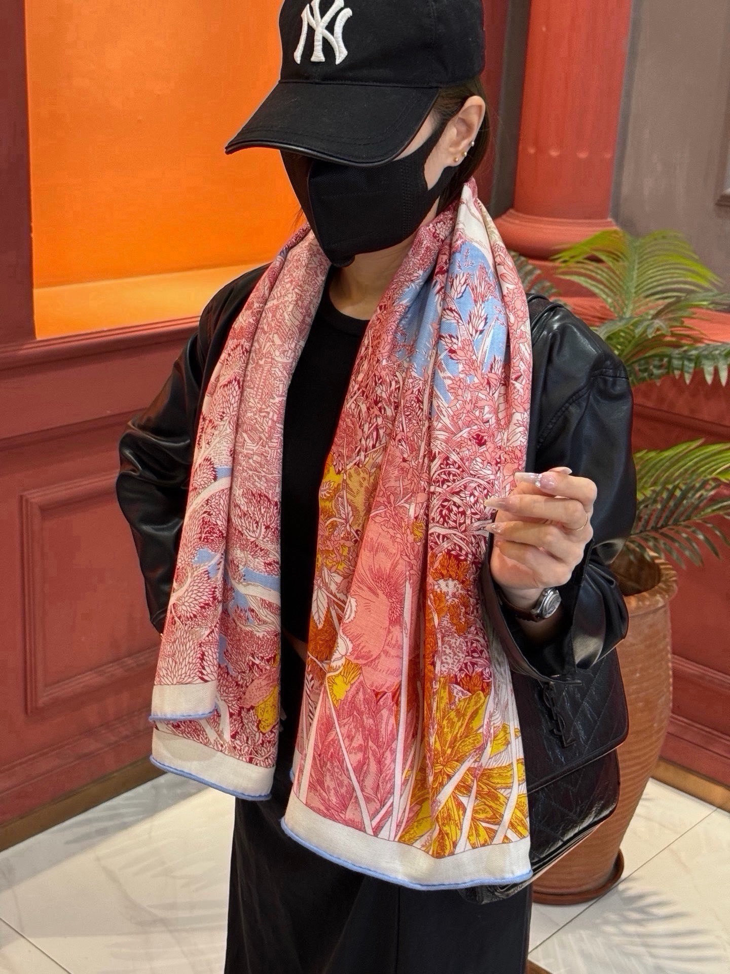 爱马仕~秋冬搭配利器❗️顶级双面同色 版真丝羊绒披肩!!1条等于2条】点睛精彩,图案和配色都超级喜欢,又一款双面配色工艺 爱马仕~秋冬搭配利器❗️顶级双面同色 版真丝羊绒披肩!!1条等于2条】点睛精彩,图案和配色都超级喜欢,又一款双面配色工艺