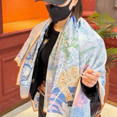 爱马仕~秋冬搭配利器❗️顶级双面同色 版真丝羊绒披肩!!1条等于2条】点睛精彩,图案和配色都超级喜欢,又一款双面配色工艺 爱马仕~秋冬搭配利器❗️顶级双面同色 版真丝羊绒披肩!!1条等于2条】点睛精彩,图案和配色都超级喜欢,又一款双面配色工艺