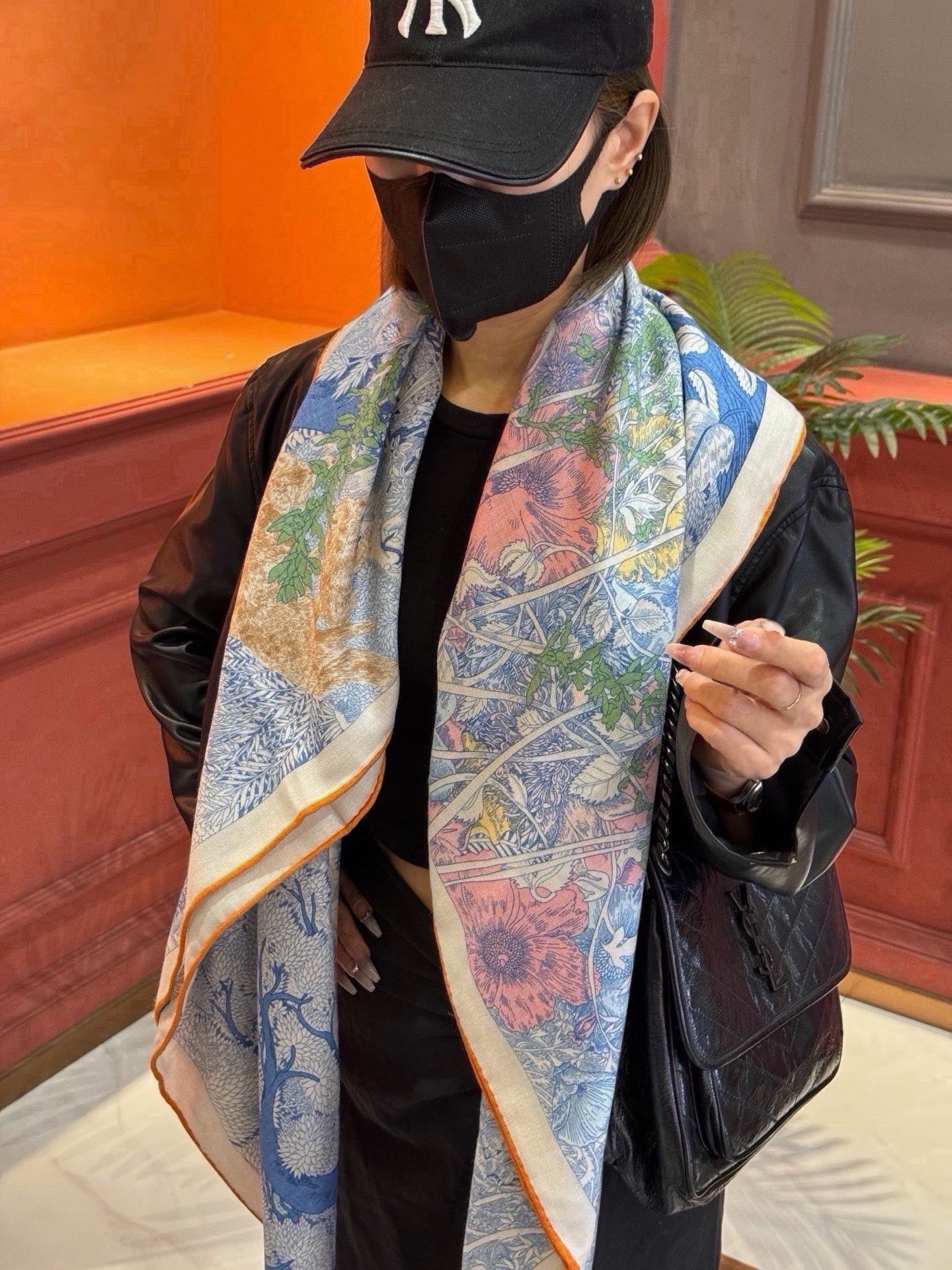 爱马仕~秋冬搭配利器❗️顶级双面同色 版真丝羊绒披肩!!1条等于2条】点睛精彩,图案和配色都超级喜欢,又一款双面配色工艺 爱马仕~秋冬搭配利器❗️顶级双面同色 版真丝羊绒披肩!!1条等于2条】点睛精彩,图案和配色都超级喜欢,又一款双面配色工艺