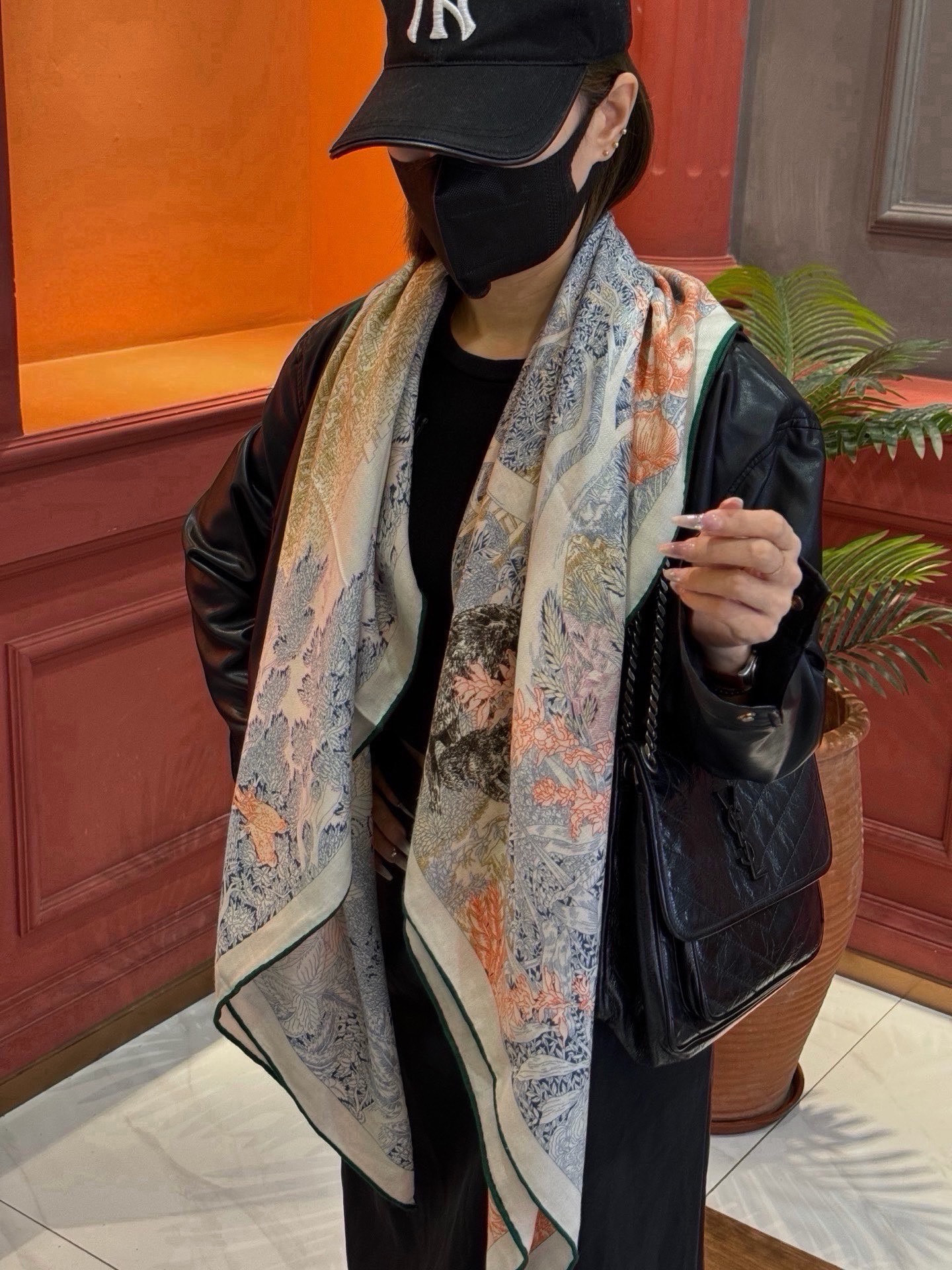 爱马仕~秋冬搭配利器❗️顶级双面同色 版真丝羊绒披肩!!1条等于2条】点睛精彩,图案和配色都超级喜欢,又一款双面配色工艺 爱马仕~秋冬搭配利器❗️顶级双面同色 版真丝羊绒披肩!!1条等于2条】点睛精彩,图案和配色都超级喜欢,又一款双面配色工艺