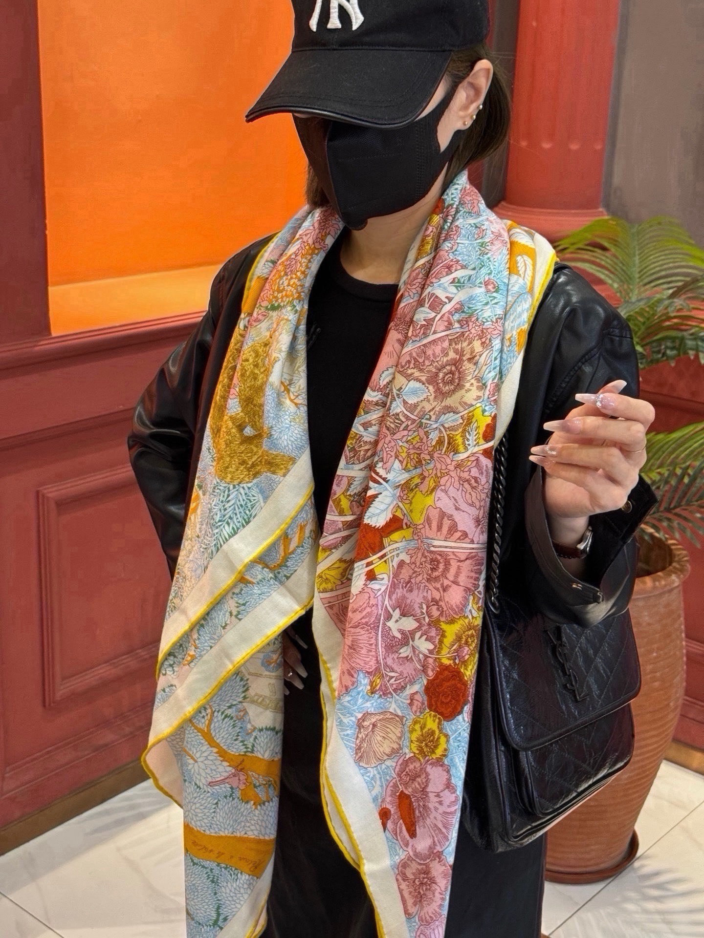 爱马仕~秋冬搭配利器❗️顶级双面同色 版真丝羊绒披肩!!1条等于2条】点睛精彩,图案和配色都超级喜欢,又一款双面配色工艺 爱马仕~秋冬搭配利器❗️顶级双面同色 版真丝羊绒披肩!!1条等于2条】点睛精彩,图案和配色都超级喜欢,又一款双面配色工艺