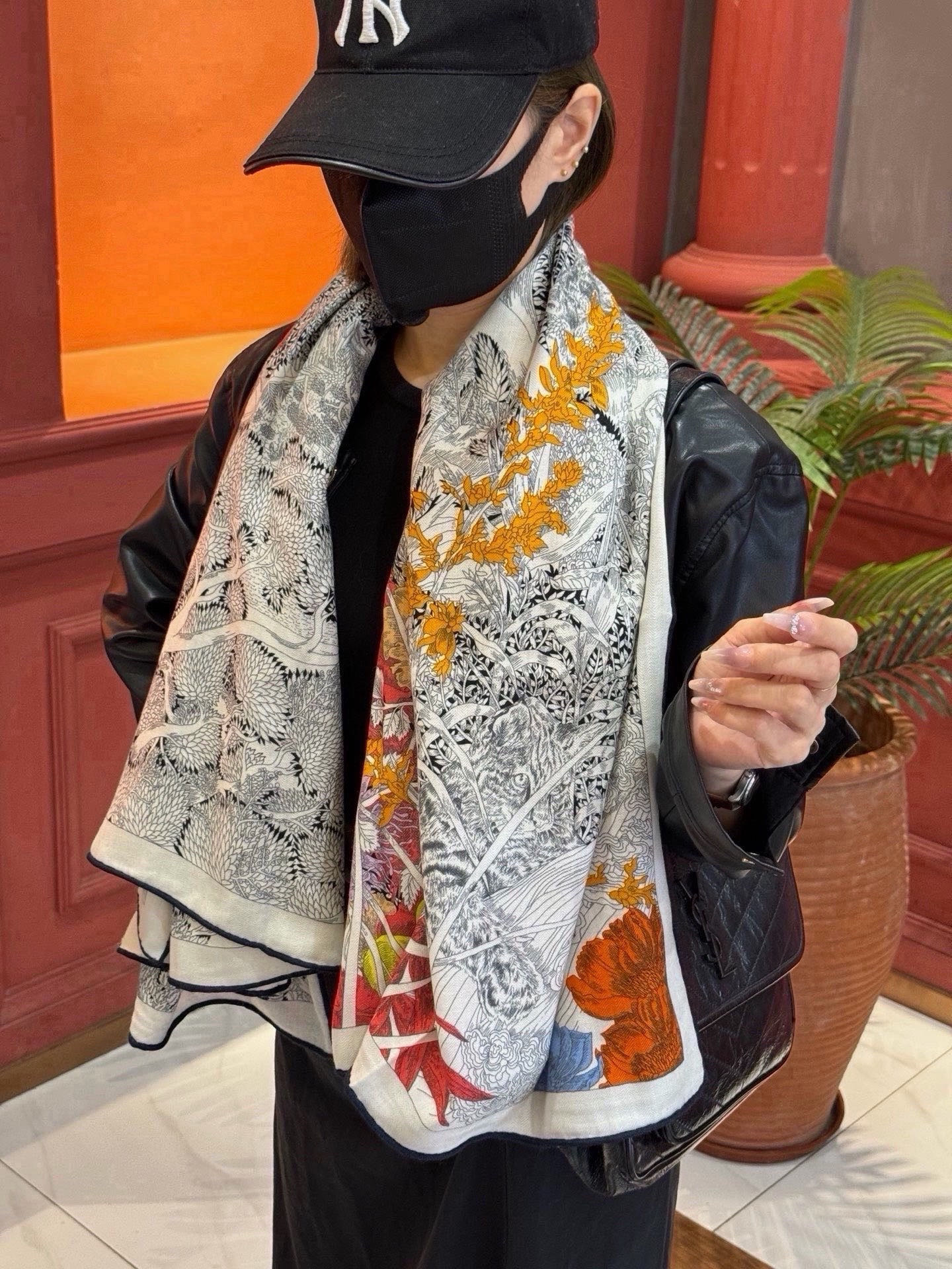爱马仕～秋冬搭配利器❗️顶级双面同色 版真丝羊绒披肩！！1条等于2条】点睛精彩，图案和配色都超级喜欢，又一款双面配色工艺