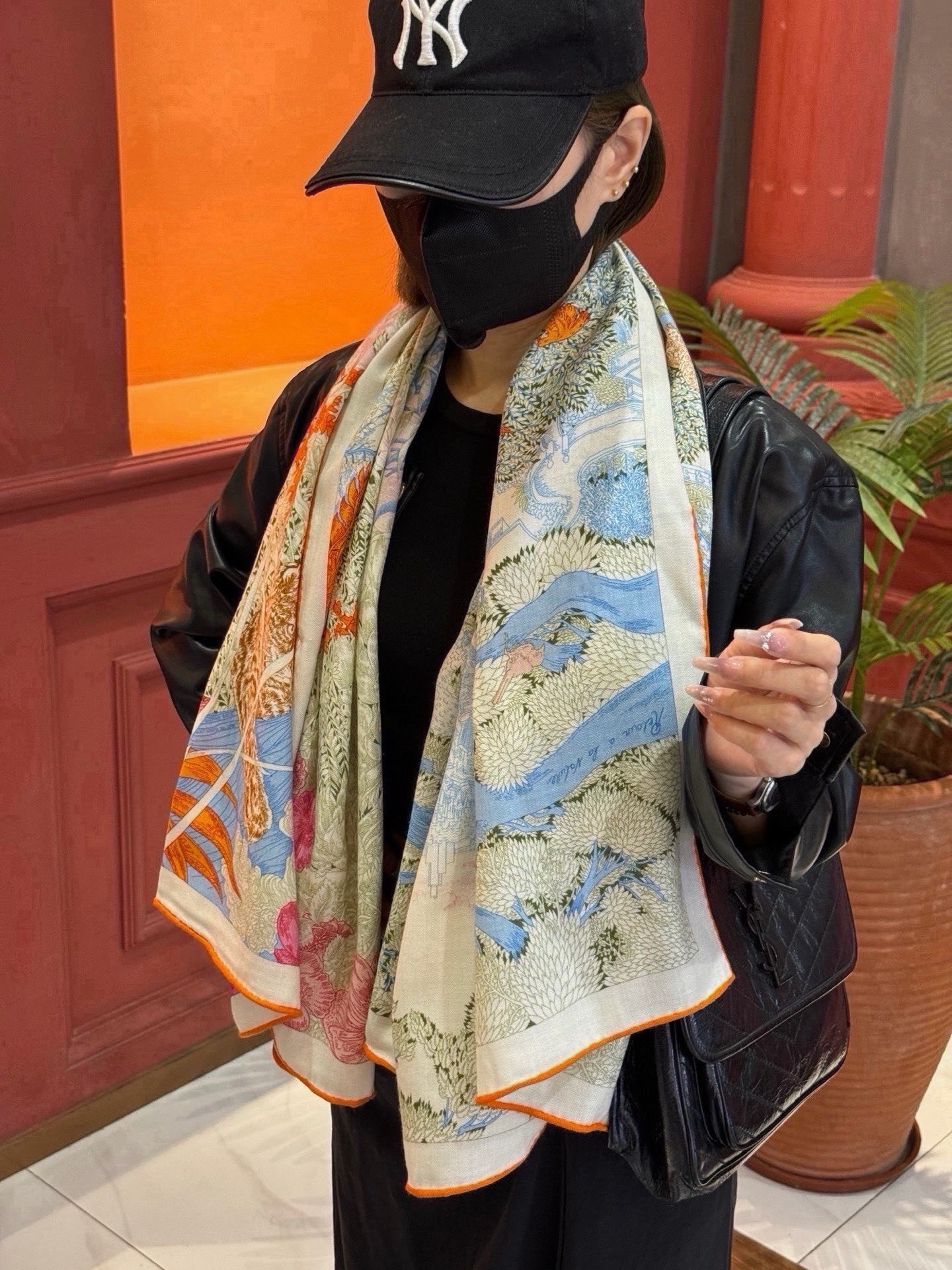 爱马仕～秋冬搭配利器❗️顶级双面同色 版真丝羊绒披肩！！1条等于2条】点睛精彩，图案和配色都超级喜欢，又一款双面配色工艺