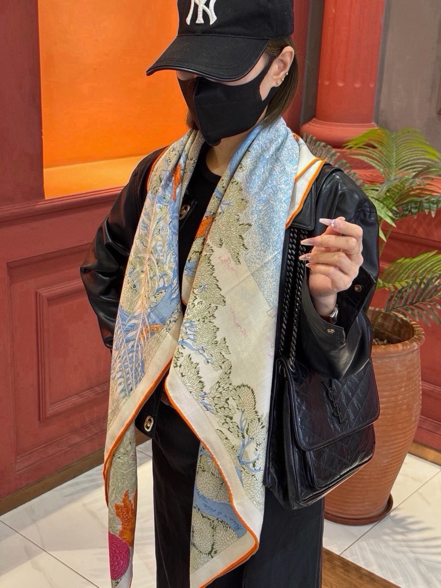 爱马仕～秋冬搭配利器❗️顶级双面同色 版真丝羊绒披肩！！1条等于2条】点睛精彩，图案和配色都超级喜欢，又一款双面配色工艺