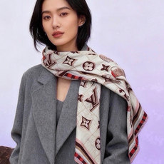 LV x TM 140披肩 【140顶级丝绒双面同色披肩】 本款L Multicolor披肩出自路易威登与知名日本艺术家 LV x TM 140披肩 【140顶级丝绒双面同色披肩】 本款L Multicolor披肩出自路易威登与知名日本艺术家