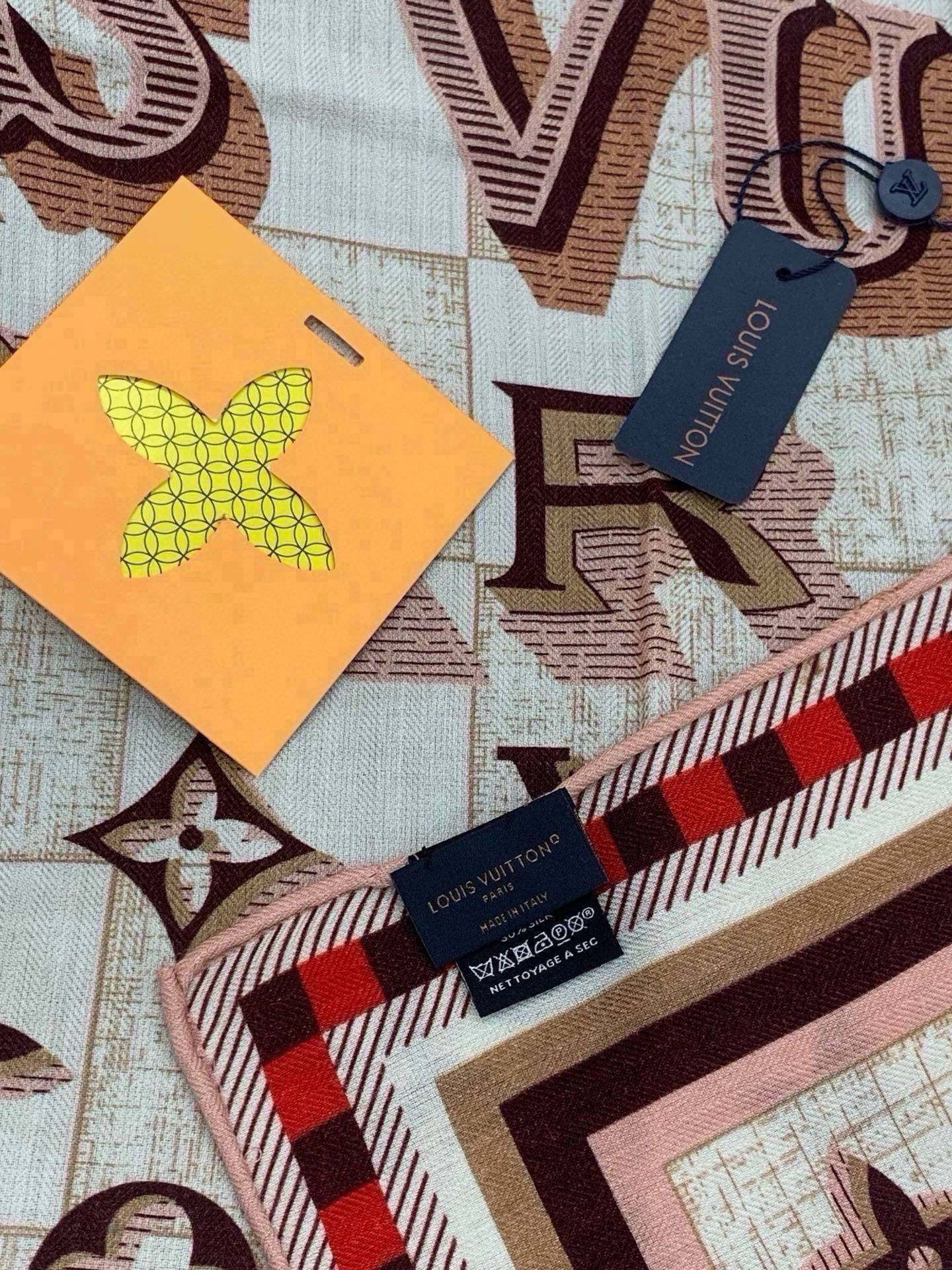 LV x TM 140披肩 【140顶级丝绒双面同色披肩】 本款L Multicolor披肩出自路易威登与知名日本艺术家 LV x TM 140披肩 【140顶级丝绒双面同色披肩】 本款L Multicolor披肩出自路易威登与知名日本艺术家