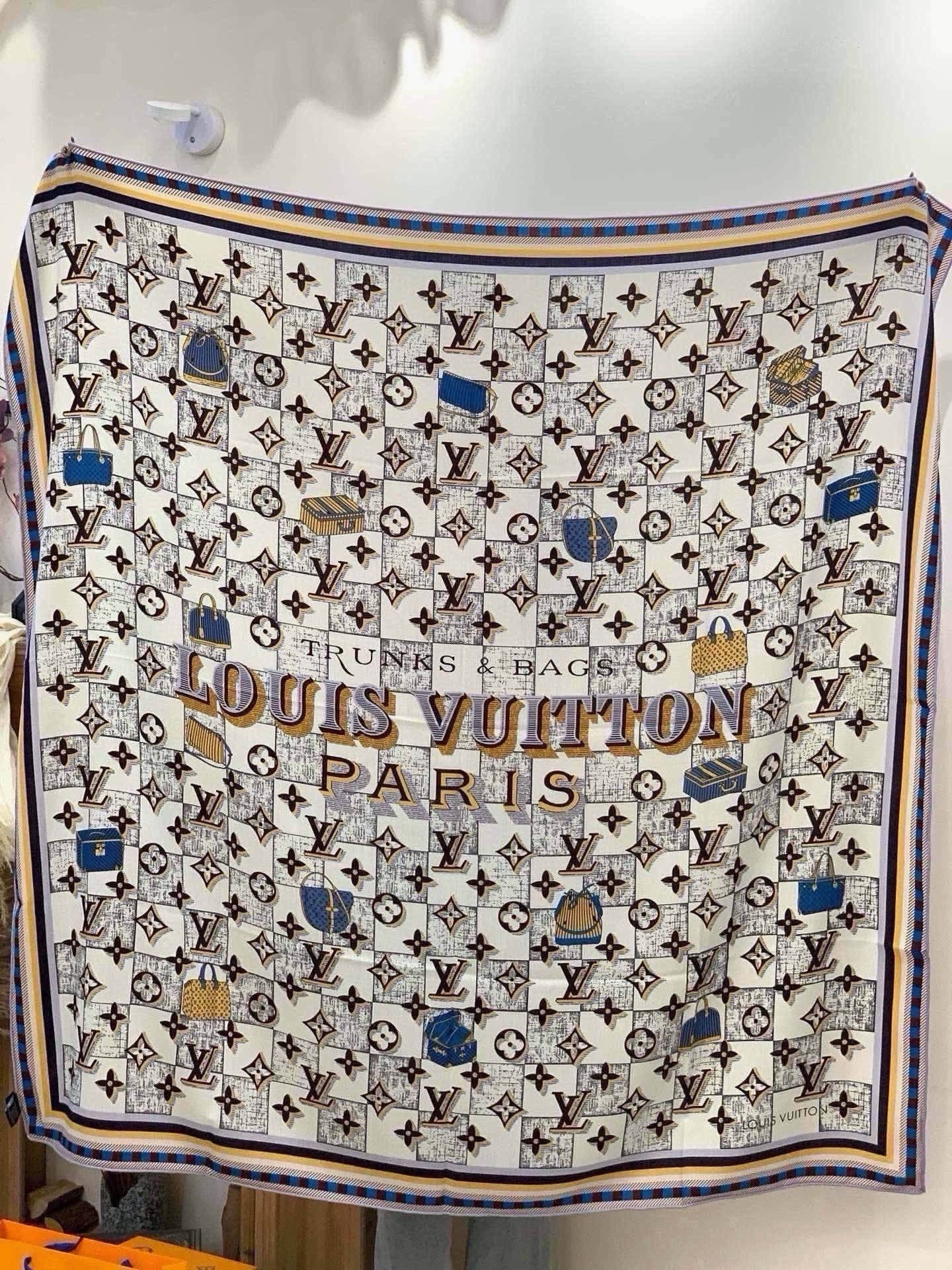 LV x TM 140披肩 【140顶级丝绒双面同色披肩】 本款L Multicolor披肩出自路易威登与知名日本艺术家 LV x TM 140披肩 【140顶级丝绒双面同色披肩】 本款L Multicolor披肩出自路易威登与知名日本艺术家