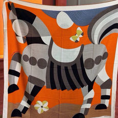 新款爱马仕小马跳跃,140*140cm,双面同色印花,高端的重磅丝羊绒面料,正反两面效果一样,70%羊绒+30%真丝, 新款爱马仕小马跳跃,140*140cm,双面同色印花,高端的重磅丝羊绒面料,正反两面效果一样,70%羊绒+30%真丝,