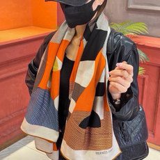 新款爱马仕小马跳跃,140*140cm,双面同色印花,高端的重磅丝羊绒面料,正反两面效果一样,70%羊绒+30%真丝, 新款爱马仕小马跳跃,140*140cm,双面同色印花,高端的重磅丝羊绒面料,正反两面效果一样,70%羊绒+30%真丝,