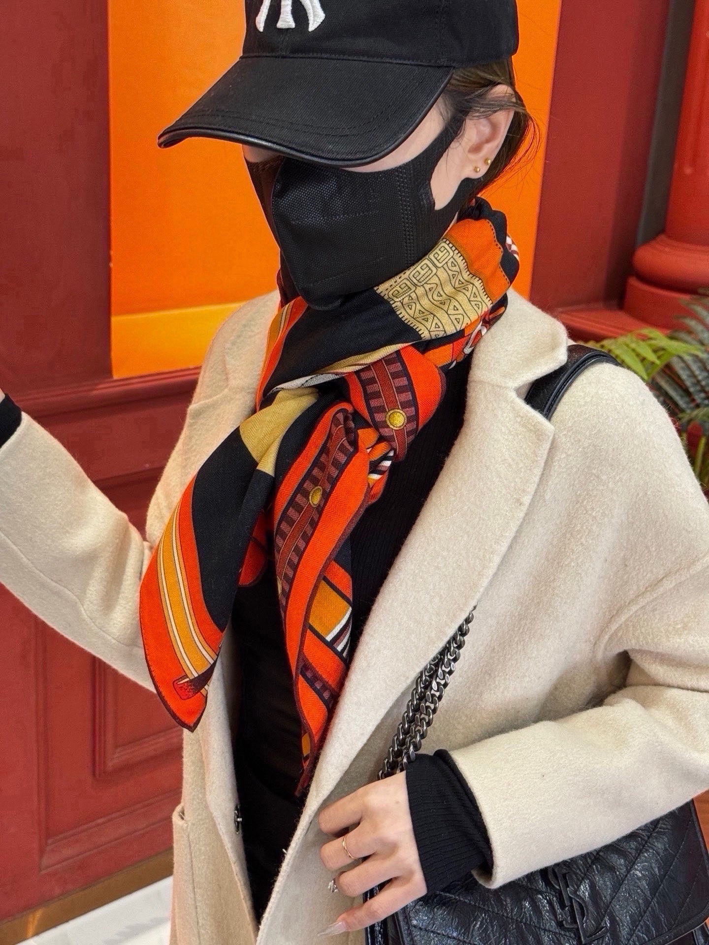 ❄️【双面同色】原单爱马仕140cm丝绒方巾💕 《马术密匙》，十九世纪的商品图录汇集了手工匠们的系列产品，或许其中潜藏着