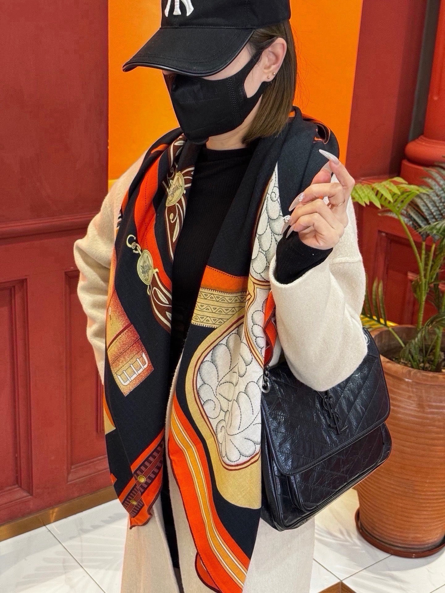 ❄️【双面同色】原单爱马仕140cm丝绒方巾💕 《马术密匙》，十九世纪的商品图录汇集了手工匠们的系列产品，或许其中潜藏着