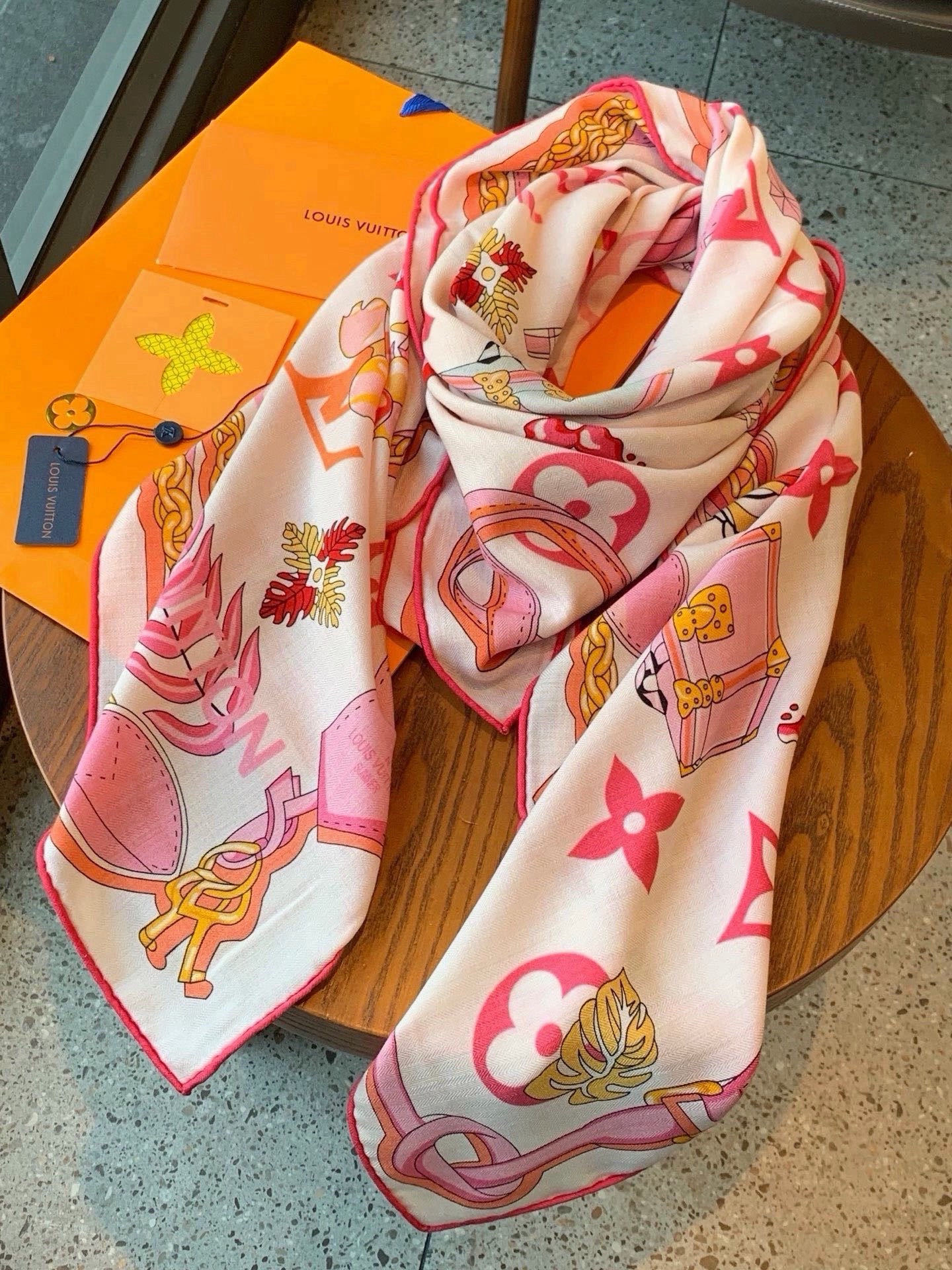 LV x TM 140披肩 【140顶级丝绒双面同色披肩】 本款L Multicolor披肩出自路易威登与知名日本艺术家 LV x TM 140披肩 【140顶级丝绒双面同色披肩】 本款L Multicolor披肩出自路易威登与知名日本艺术家