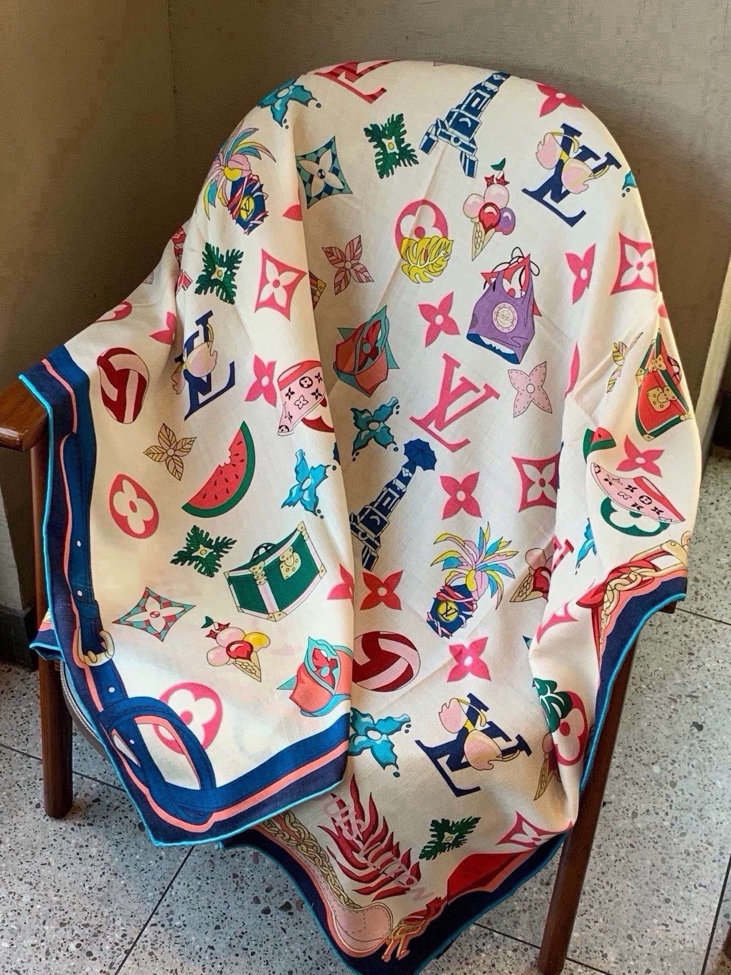 LV x TM 140披肩 【140顶级丝绒双面同色披肩】 本款L Multicolor披肩出自路易威登与知名日本艺术家