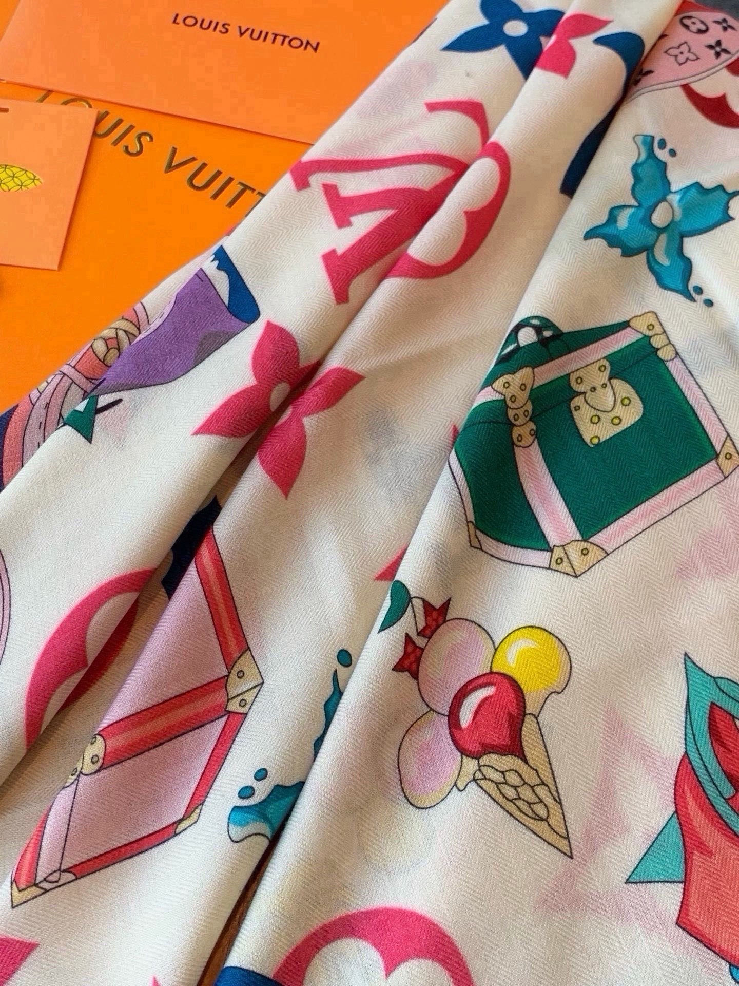 LV x TM 140披肩 【140顶级丝绒双面同色披肩】 本款L Multicolor披肩出自路易威登与知名日本艺术家