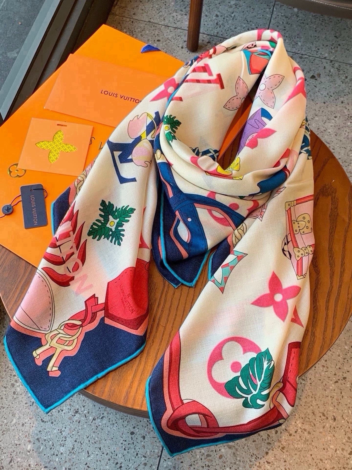 LV x TM 140披肩 【140顶级丝绒双面同色披肩】 本款L Multicolor披肩出自路易威登与知名日本艺术家