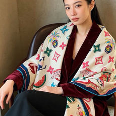 LV x TM 140披肩 【140顶级丝绒双面同色披肩】 本款L Multicolor披肩出自路易威登与知名日本艺术家 LV x TM 140披肩 【140顶级丝绒双面同色披肩】 本款L Multicolor披肩出自路易威登与知名日本艺术家