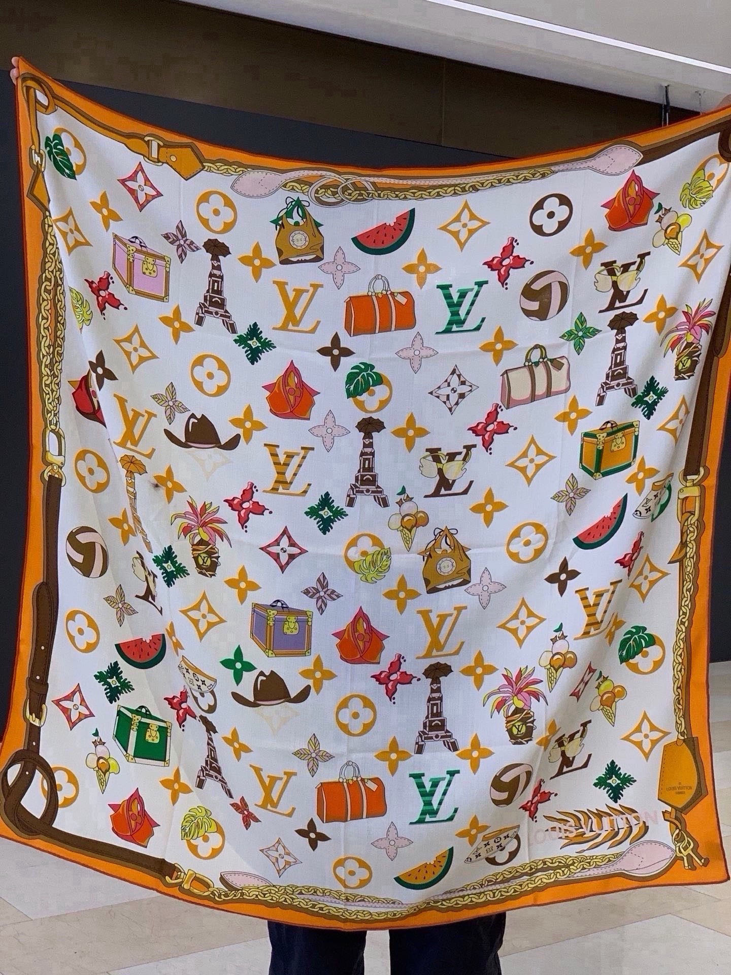 LV x TM 140披肩 【140顶级丝绒双面同色披肩】 本款L Multicolor披肩出自路易威登与知名日本艺术家 LV x TM 140披肩 【140顶级丝绒双面同色披肩】 本款L Multicolor披肩出自路易威登与知名日本艺术家