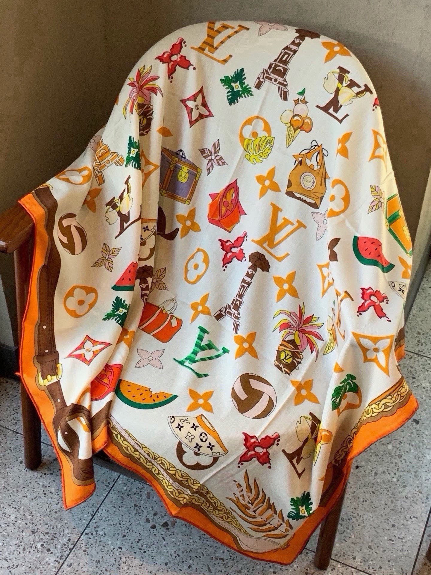 LV x TM 140披肩 【140顶级丝绒双面同色披肩】 本款L Multicolor披肩出自路易威登与知名日本艺术家 LV x TM 140披肩 【140顶级丝绒双面同色披肩】 本款L Multicolor披肩出自路易威登与知名日本艺术家