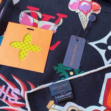 LV x TM 140披肩 【140顶级丝绒双面同色披肩】 本款L Multicolor披肩出自路易威登与知名日本艺术家 LV x TM 140披肩 【140顶级丝绒双面同色披肩】 本款L Multicolor披肩出自路易威登与知名日本艺术家
