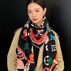 LV x TM 140披肩 【140顶级丝绒双面同色披肩】 本款L Multicolor披肩出自路易威登与知名日本艺术家 LV x TM 140披肩 【140顶级丝绒双面同色披肩】 本款L Multicolor披肩出自路易威登与知名日本艺术家