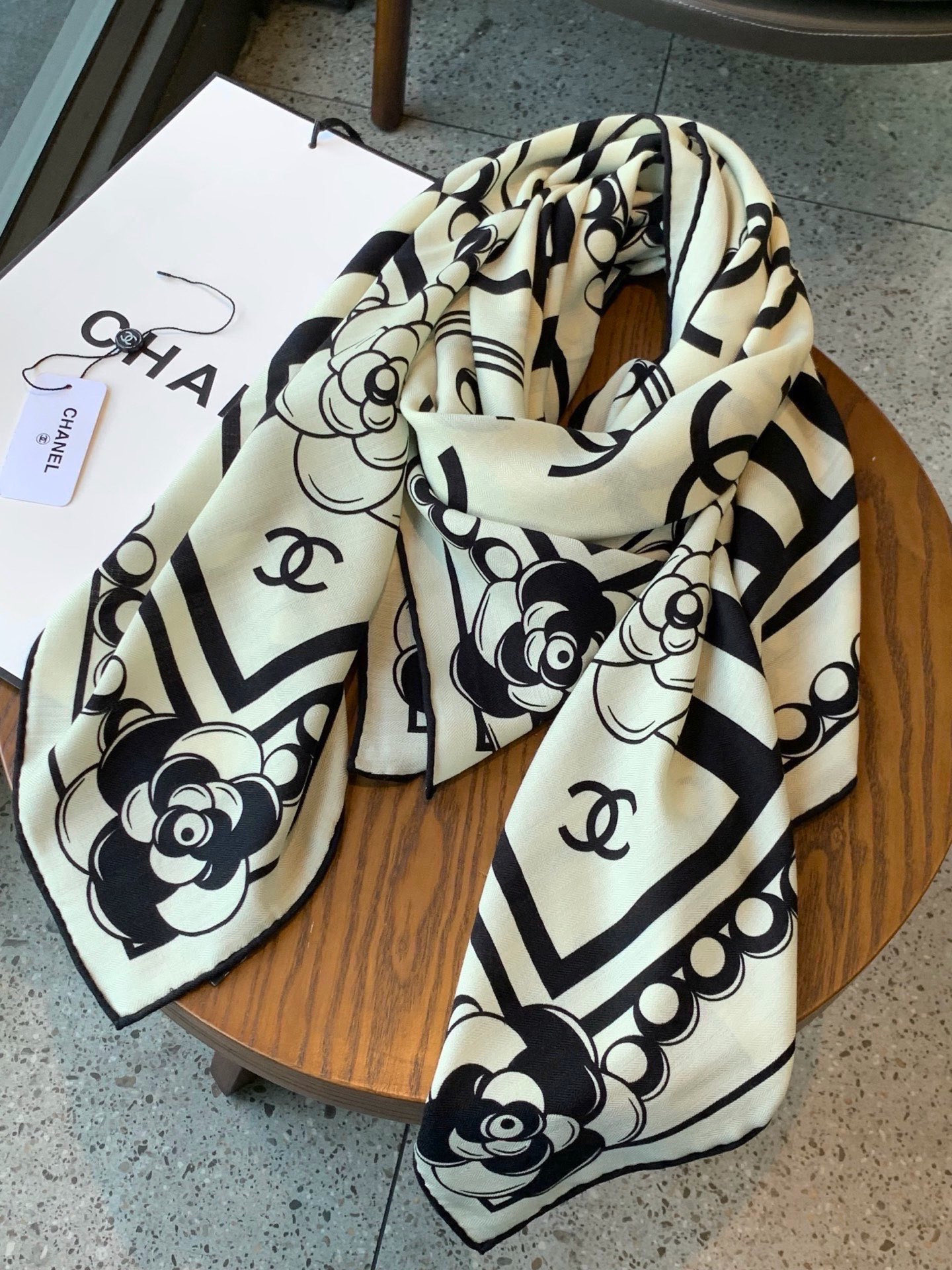 高级成衣系列～Chanel  【140双面同色丝绒披肩】 此系列谱写一曲自由轻灵的赞歌 本系列作品创新演绎品牌的风格符号