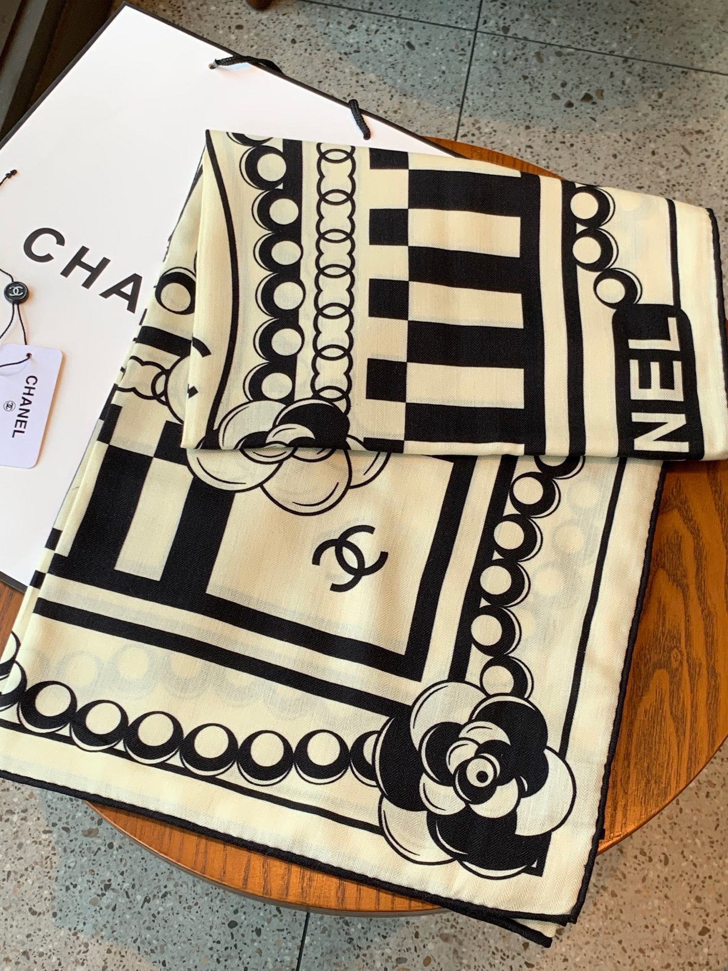 高级成衣系列～Chanel  【140双面同色丝绒披肩】 此系列谱写一曲自由轻灵的赞歌 本系列作品创新演绎品牌的风格符号