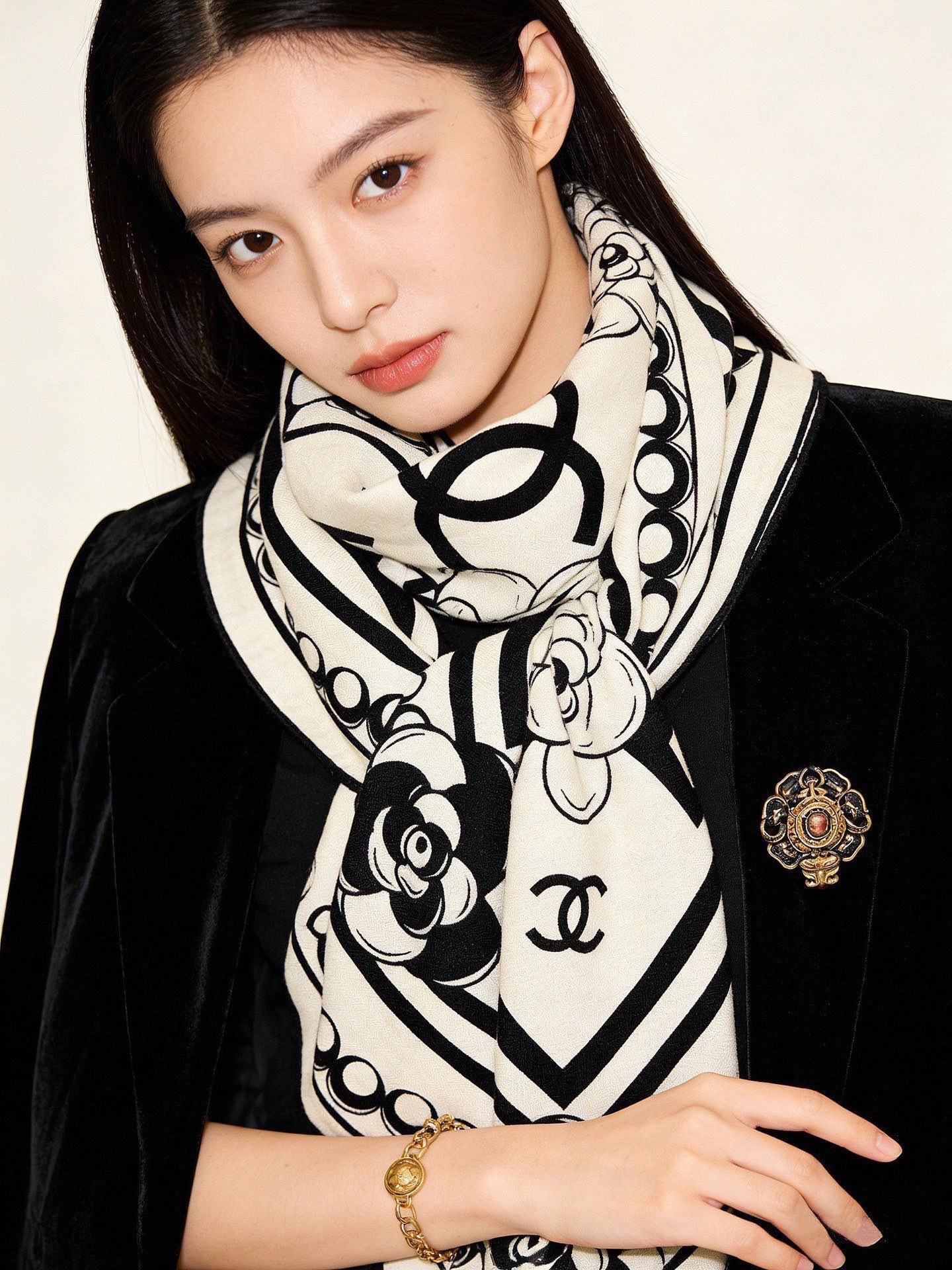高级成衣系列～Chanel  【140双面同色丝绒披肩】 此系列谱写一曲自由轻灵的赞歌 本系列作品创新演绎品牌的风格符号