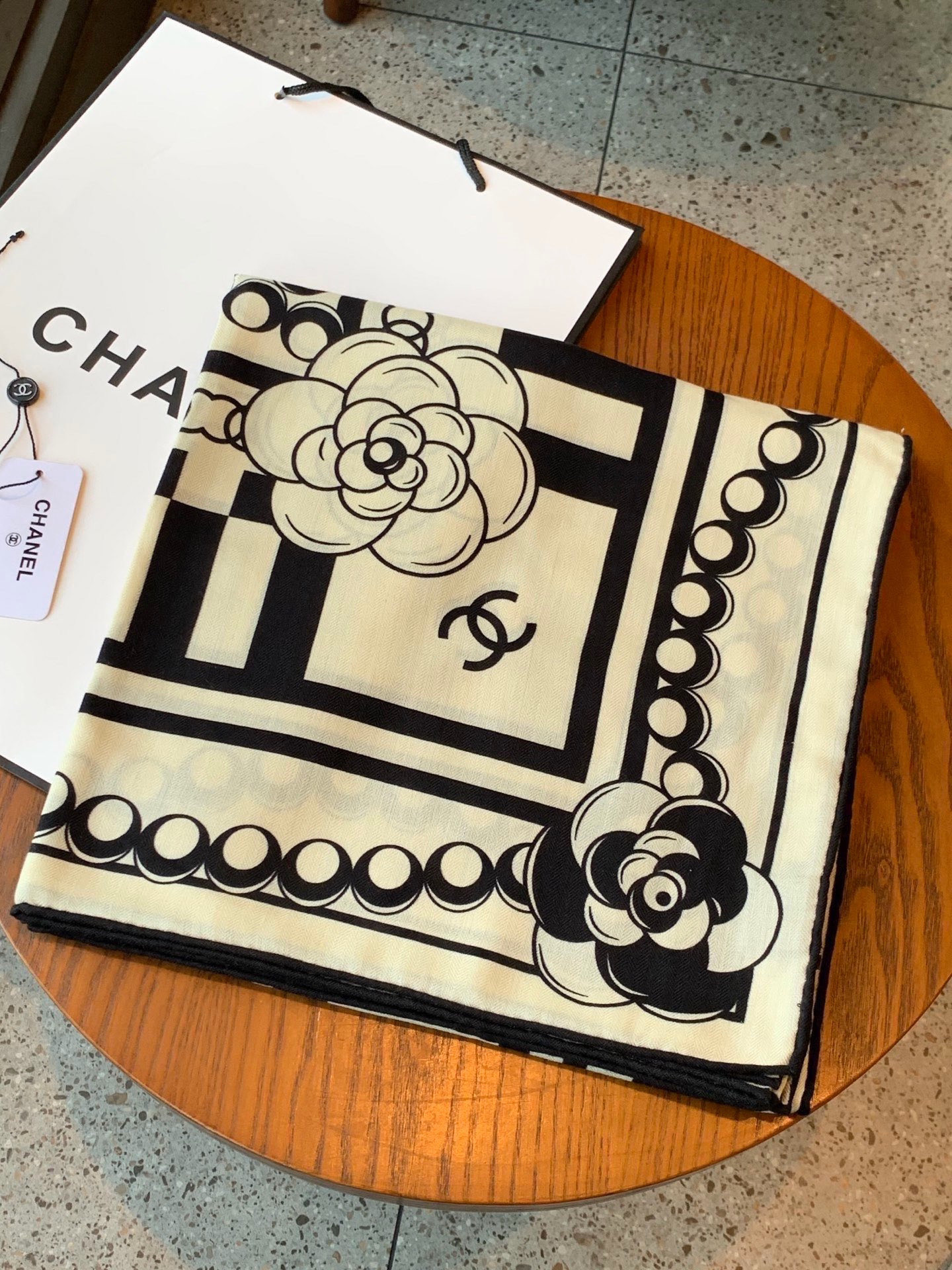 高级成衣系列～Chanel  【140双面同色丝绒披肩】 此系列谱写一曲自由轻灵的赞歌 本系列作品创新演绎品牌的风格符号