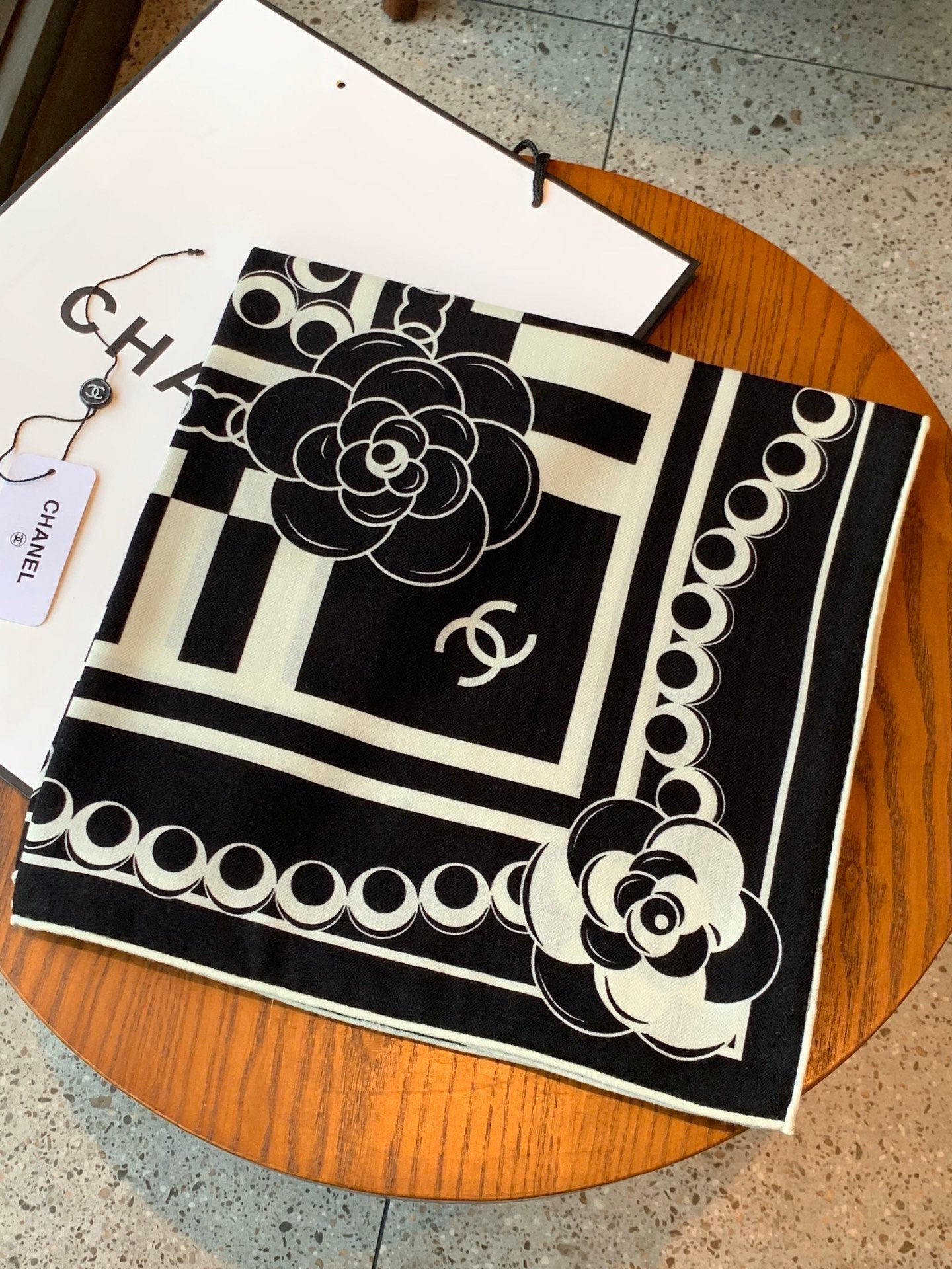 高级成衣系列~Chanel 【140双面同色丝绒披肩】 此系列谱写一曲自由轻灵的赞歌 本系列作品创新演绎品牌的风格符号 高级成衣系列~Chanel 【140双面同色丝绒披肩】 此系列谱写一曲自由轻灵的赞歌 本系列作品创新演绎品牌的风格符号