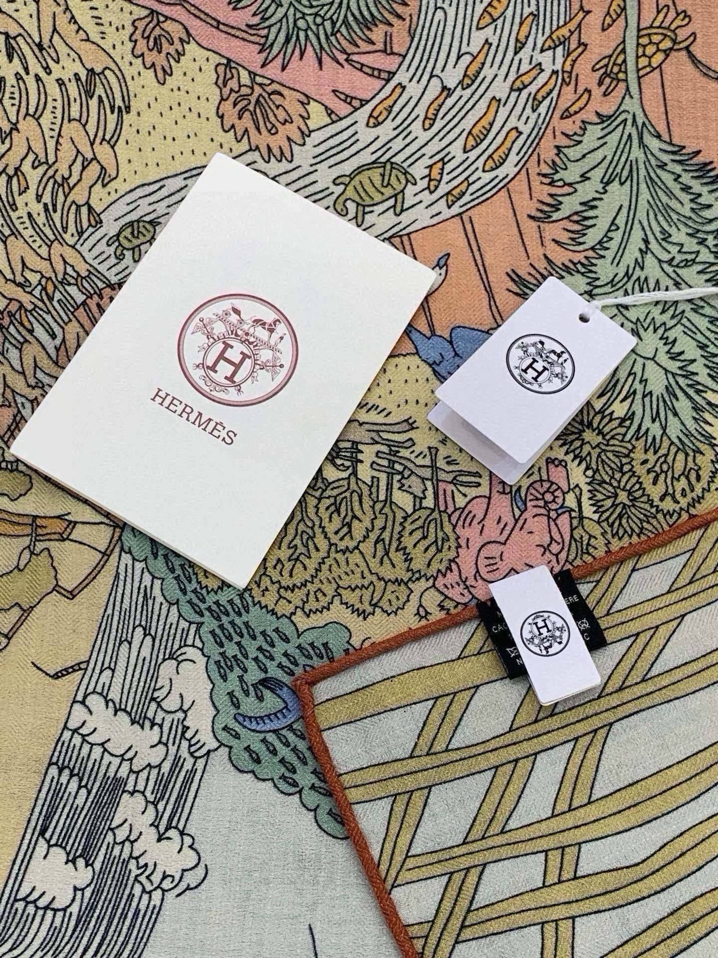 爱马仕～秋冬搭配利器❗️顶级双面同色真丝羊绒披肩！！1条等于2条】点睛精彩，图案和配色都超级喜欢，又一款双面配色工艺设计