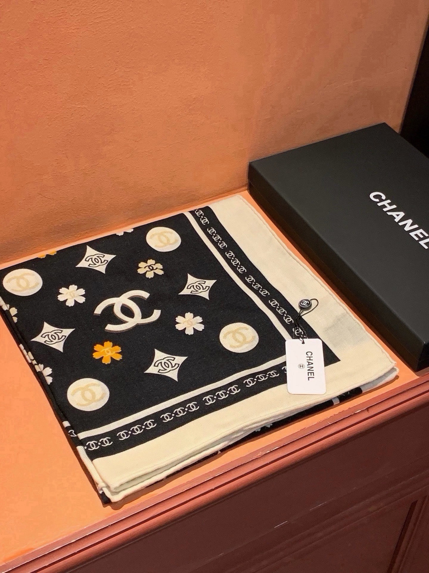 香奈儿上新❤️ 【Chanel】  经典茶花优雅Coco风，Chanel最新丝绒大方巾~气质到骨子里，香奶奶新一季的面料