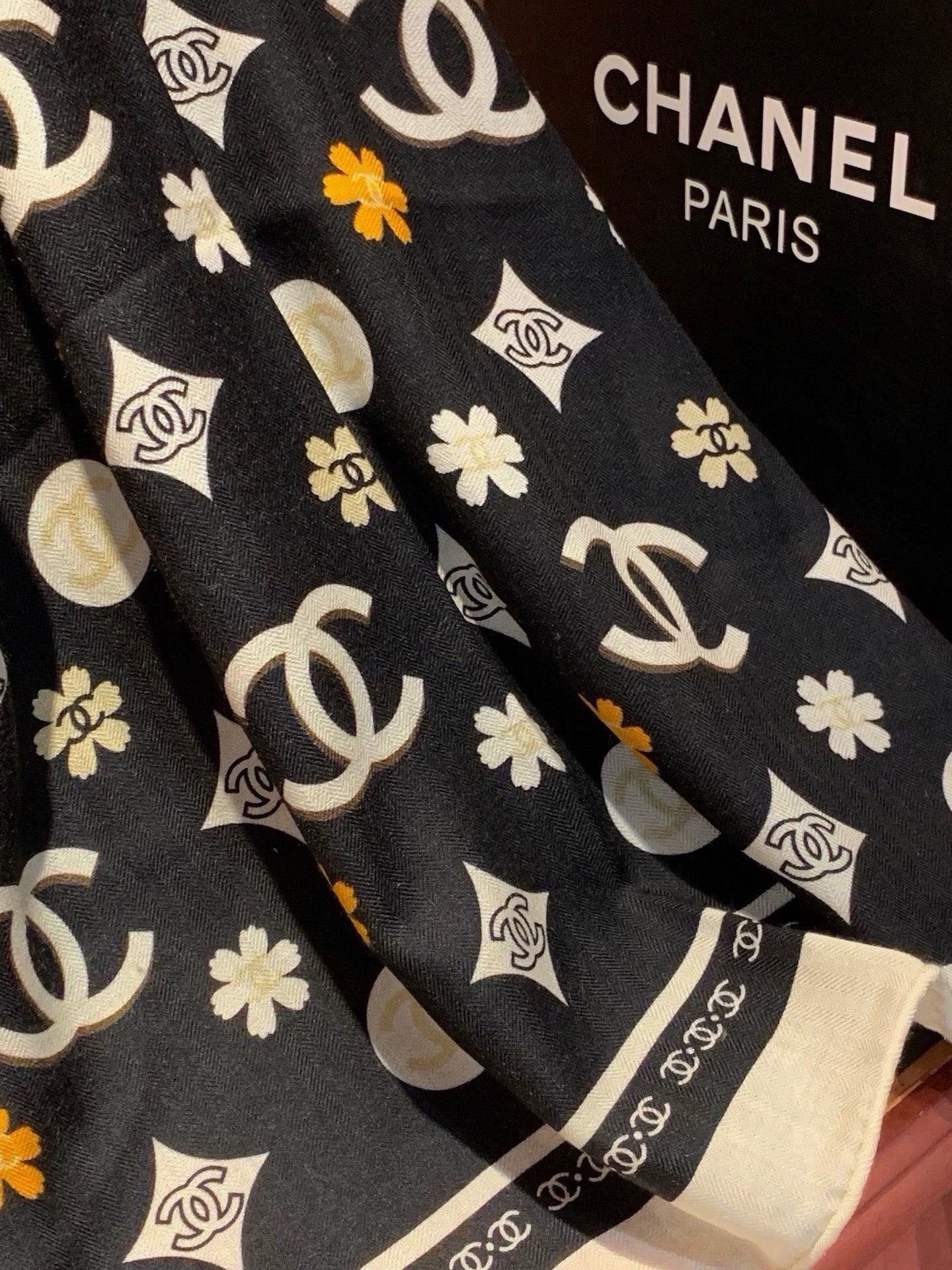 香奈儿上新❤️ 【Chanel】  经典茶花优雅Coco风，Chanel最新丝绒大方巾~气质到骨子里，香奶奶新一季的面料