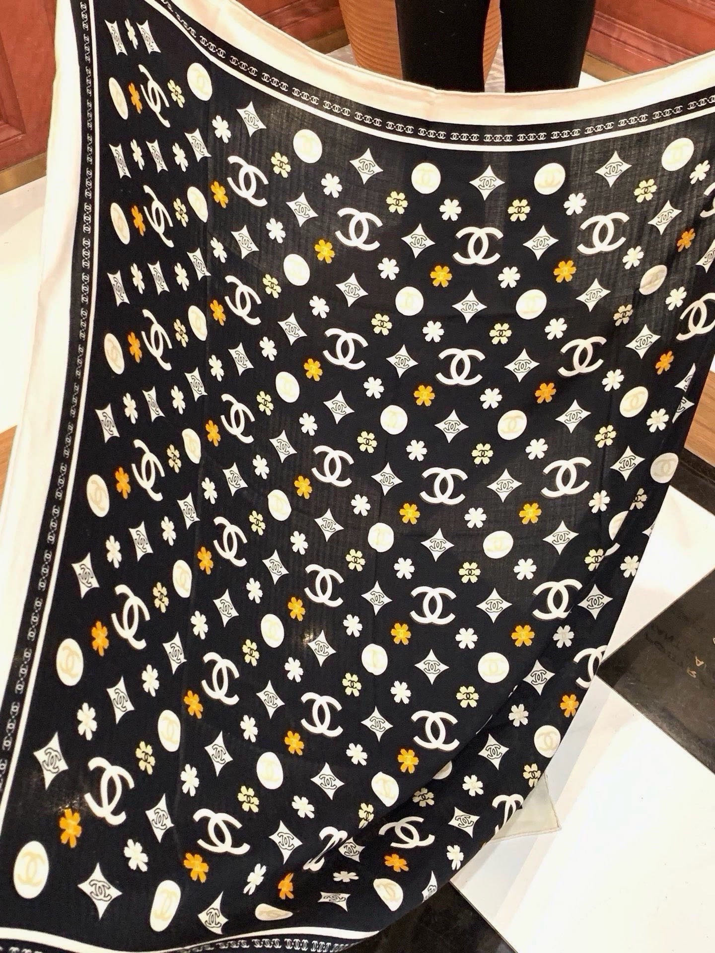 香奈儿上新❤️ 【Chanel】  经典茶花优雅Coco风，Chanel最新丝绒大方巾~气质到骨子里，香奶奶新一季的面料