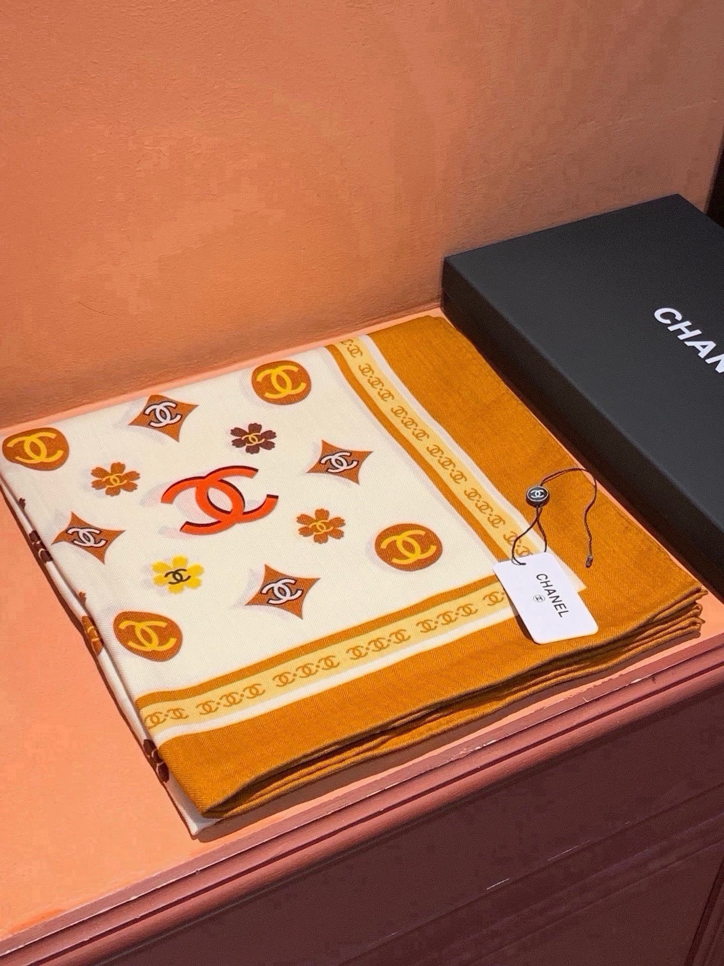香奈儿上新❤️ 【Chanel】 经典茶花优雅Coco风,Chanel最新丝绒大方巾~气质到骨子里,香奶奶新一季的面料 香奈儿上新❤️ 【Chanel】 经典茶花优雅Coco风,Chanel最新丝绒大方巾~气质到骨子里,香奶奶新一季的面料