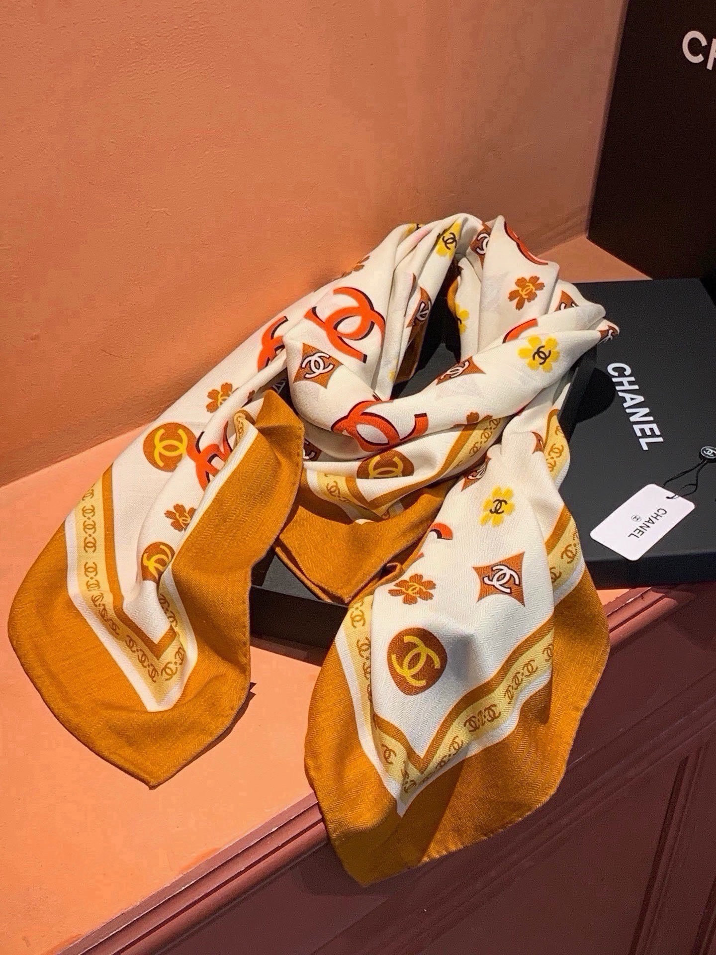 香奈儿上新❤️ 【Chanel】 经典茶花优雅Coco风,Chanel最新丝绒大方巾~气质到骨子里,香奶奶新一季的面料 香奈儿上新❤️ 【Chanel】 经典茶花优雅Coco风,Chanel最新丝绒大方巾~气质到骨子里,香奶奶新一季的面料