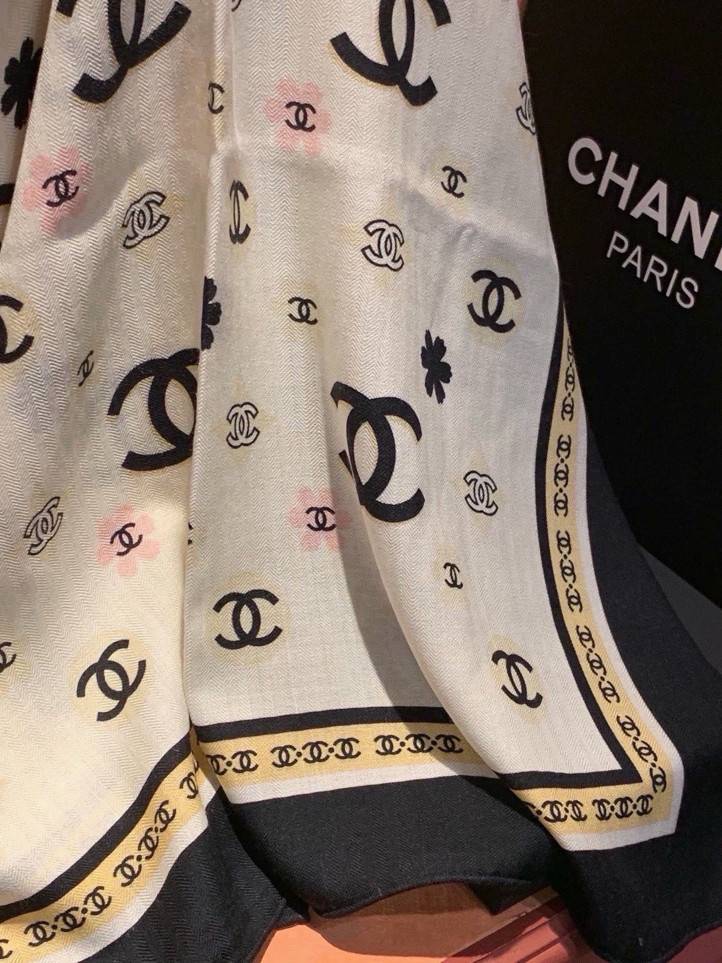 香奈儿上新❤️ 【Chanel】  经典茶花优雅Coco风，Chanel最新丝绒大方巾~气质到骨子里，香奶奶新一季的面料