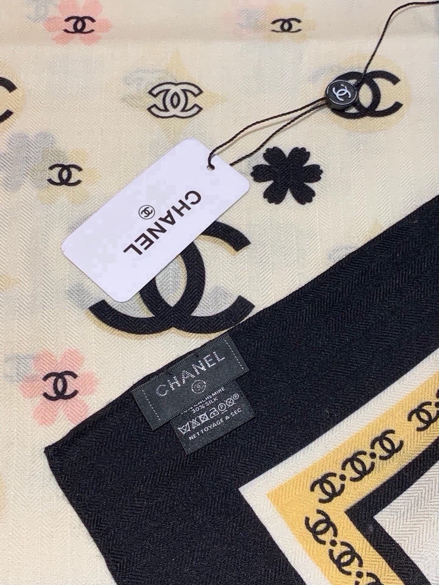 香奈儿上新❤️ 【Chanel】  经典茶花优雅Coco风，Chanel最新丝绒大方巾~气质到骨子里，香奶奶新一季的面料