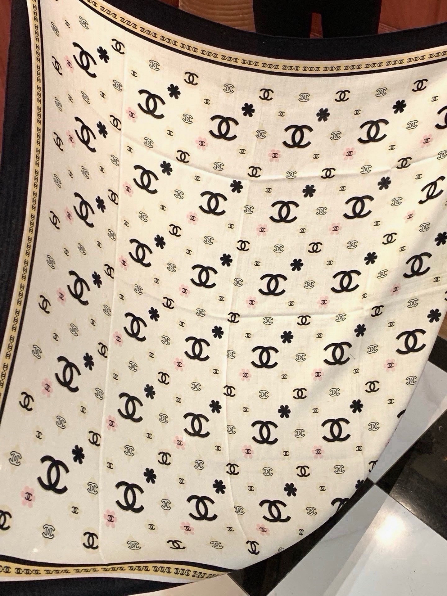 香奈儿上新❤️ 【Chanel】  经典茶花优雅Coco风，Chanel最新丝绒大方巾~气质到骨子里，香奶奶新一季的面料