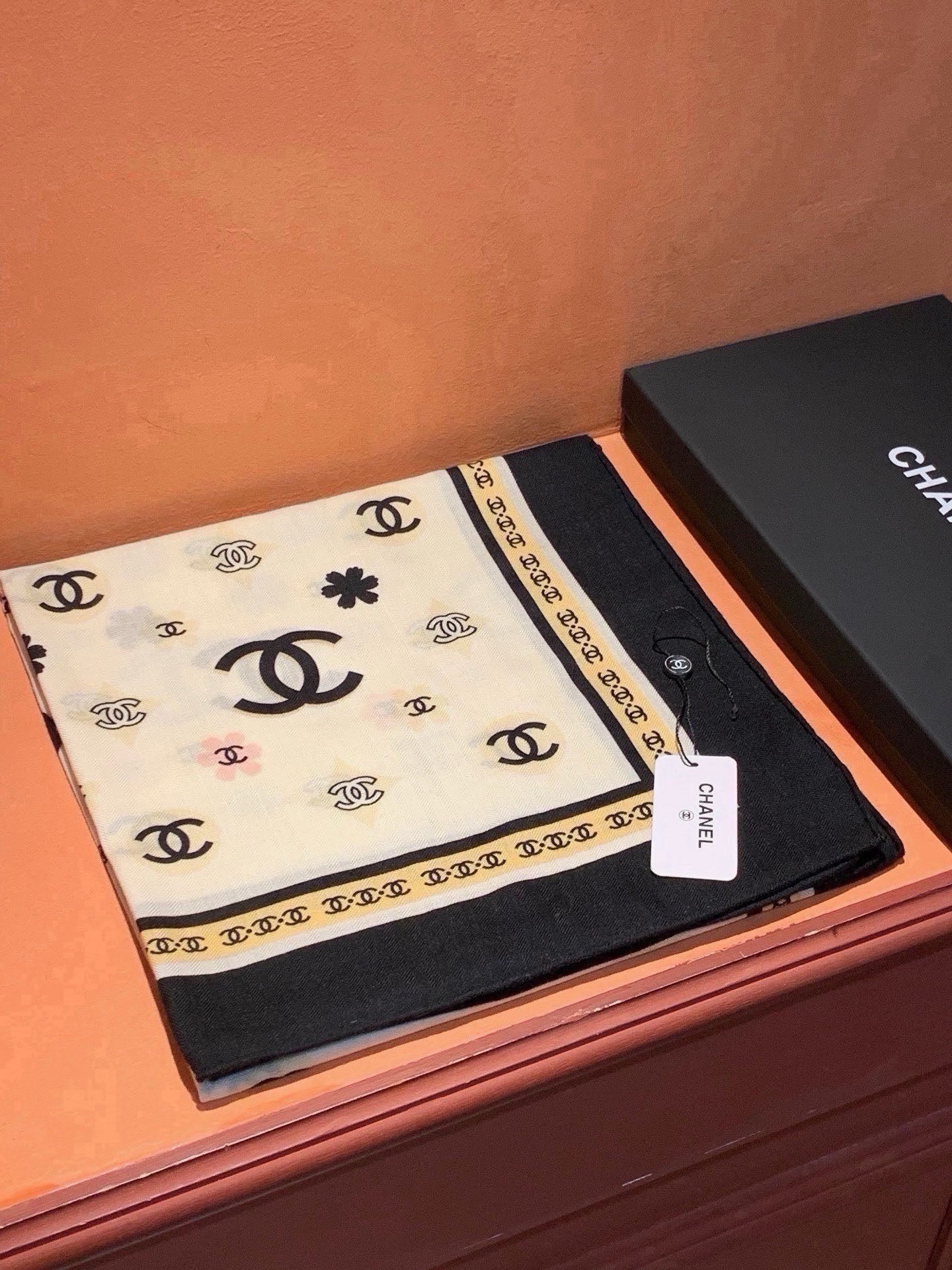 香奈儿上新❤️ 【Chanel】  经典茶花优雅Coco风，Chanel最新丝绒大方巾~气质到骨子里，香奶奶新一季的面料