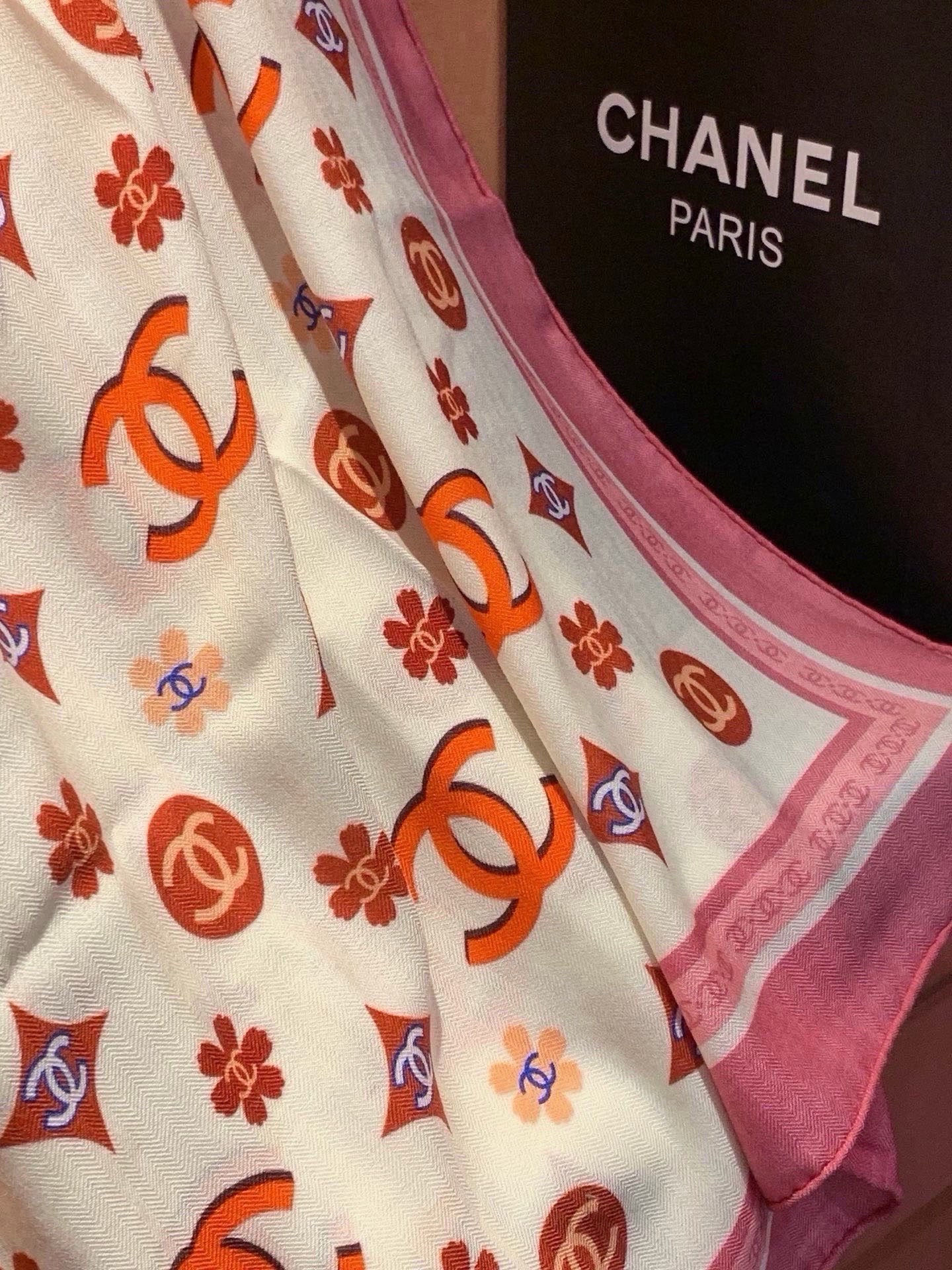 香奈儿上新❤️ 【Chanel】  经典茶花优雅Coco风，Chanel最新丝绒大方巾~气质到骨子里，香奶奶新一季的面料