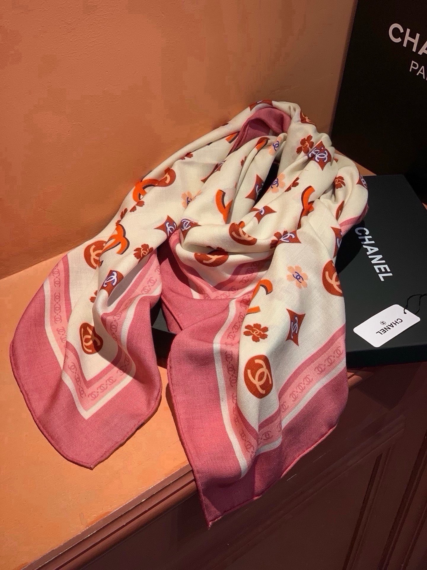 香奈儿上新❤️ 【Chanel】  经典茶花优雅Coco风，Chanel最新丝绒大方巾~气质到骨子里，香奶奶新一季的面料