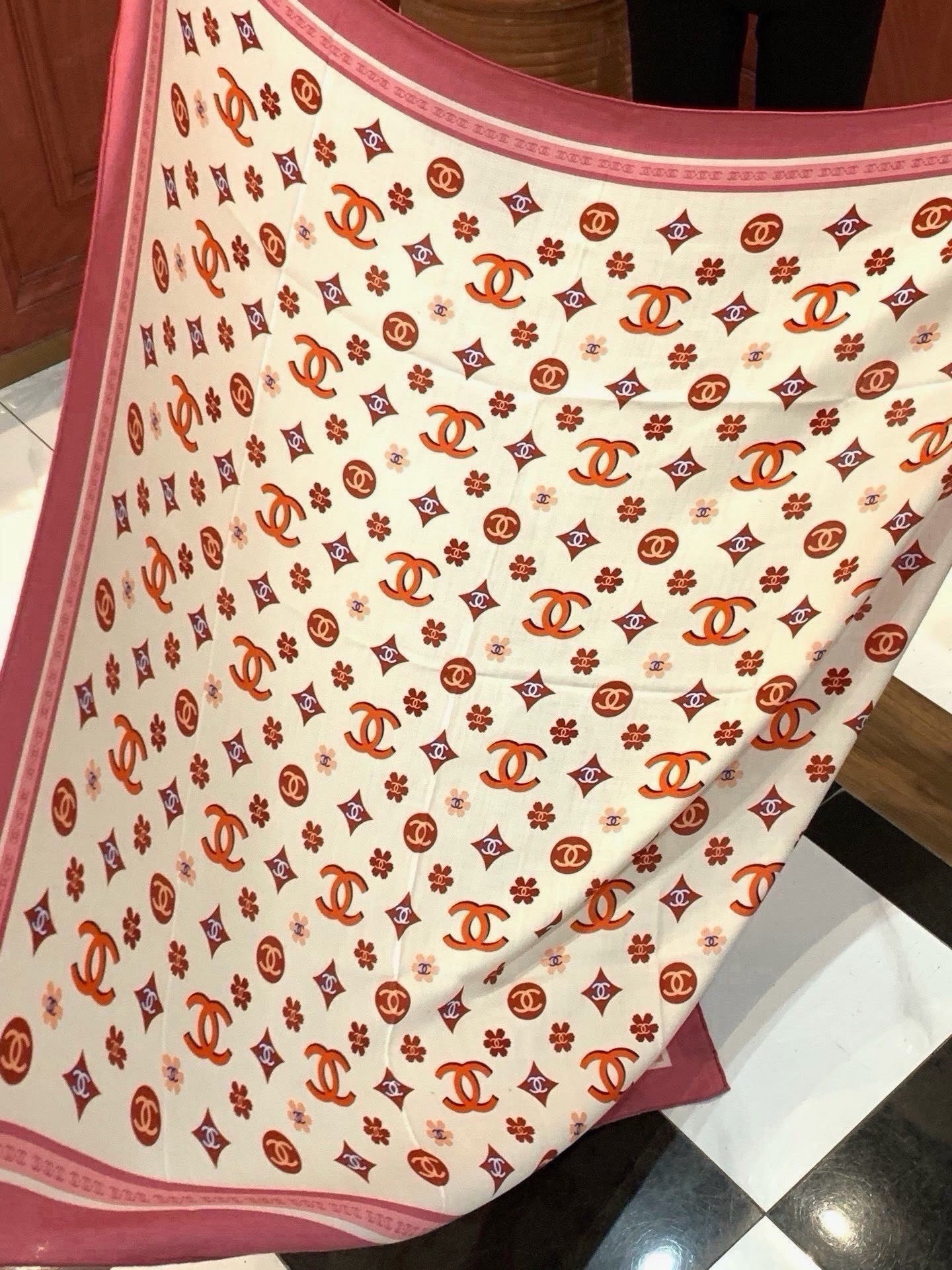 香奈儿上新❤️ 【Chanel】  经典茶花优雅Coco风，Chanel最新丝绒大方巾~气质到骨子里，香奶奶新一季的面料