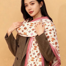 香奈儿上新❤️ 【Chanel】 经典茶花优雅Coco风,Chanel最新丝绒大方巾~气质到骨子里,香奶奶新一季的面料 香奈儿上新❤️ 【Chanel】 经典茶花优雅Coco风,Chanel最新丝绒大方巾~气质到骨子里,香奶奶新一季的面料