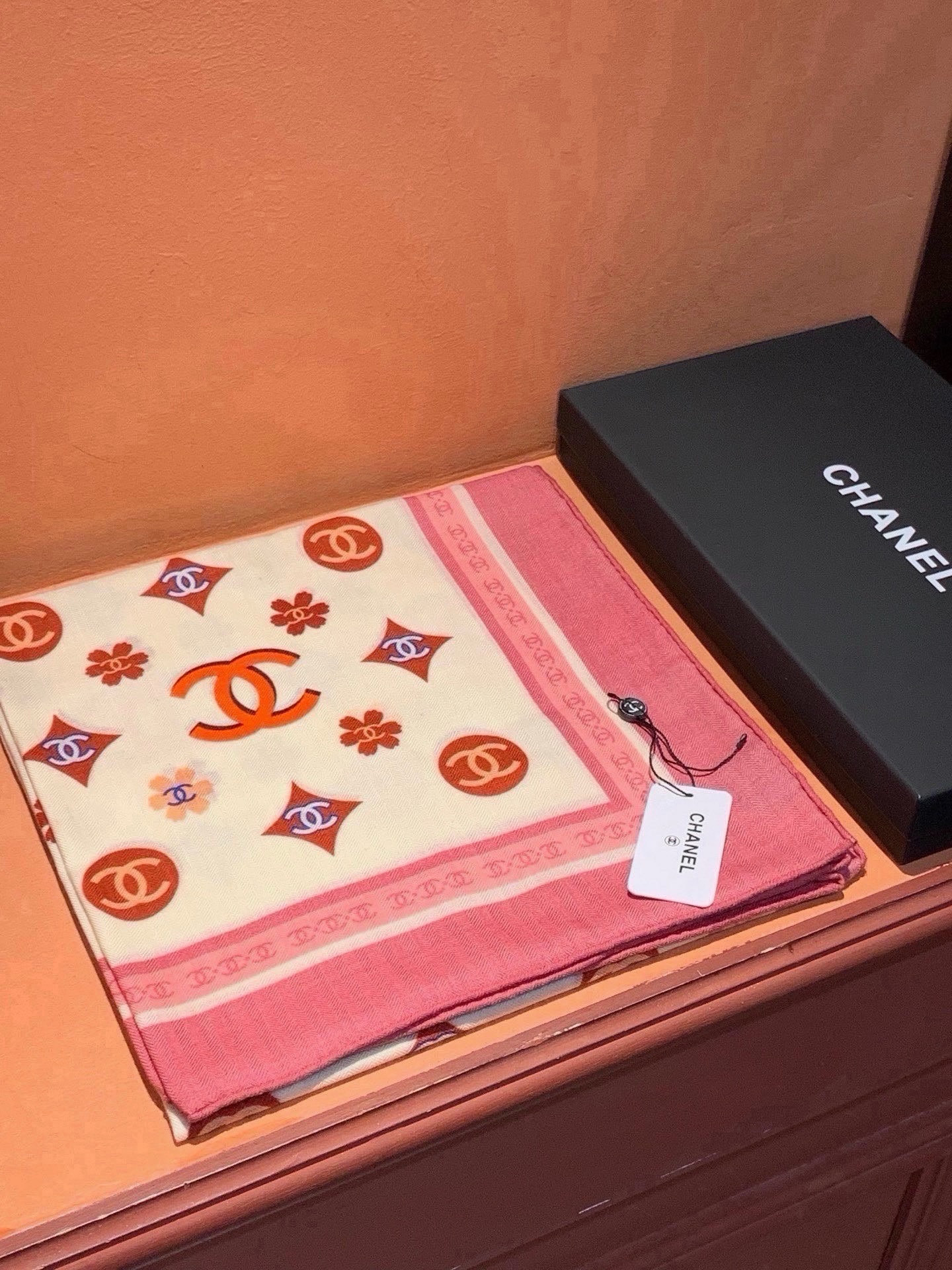 香奈儿上新❤️ 【Chanel】  经典茶花优雅Coco风，Chanel最新丝绒大方巾~气质到骨子里，香奶奶新一季的面料