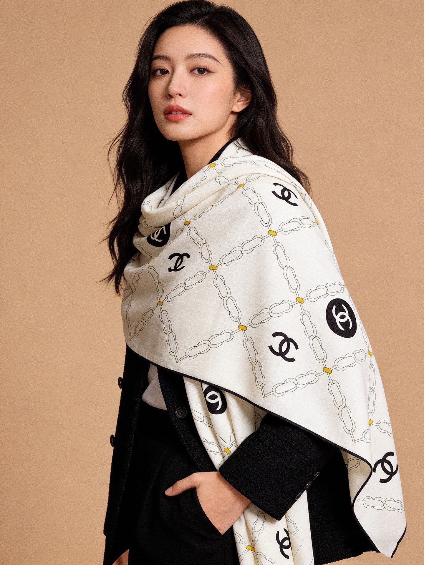 高级成衣系列～Chanel  【140双面同色丝绒披肩】 此系列谱写一曲自由轻灵的赞歌 本系列作品创新演绎品牌的风格符号