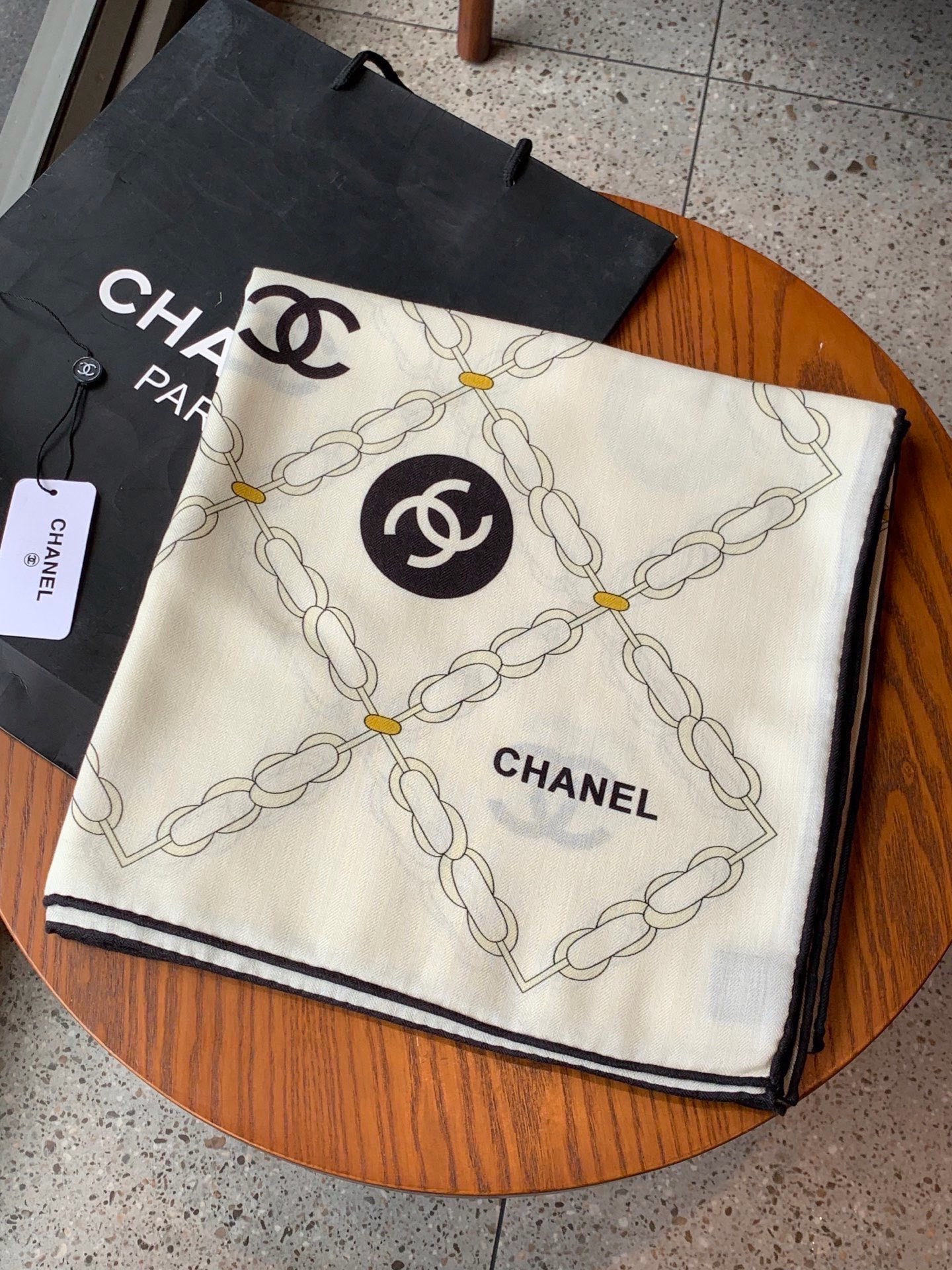 高级成衣系列～Chanel  【140双面同色丝绒披肩】 此系列谱写一曲自由轻灵的赞歌 本系列作品创新演绎品牌的风格符号