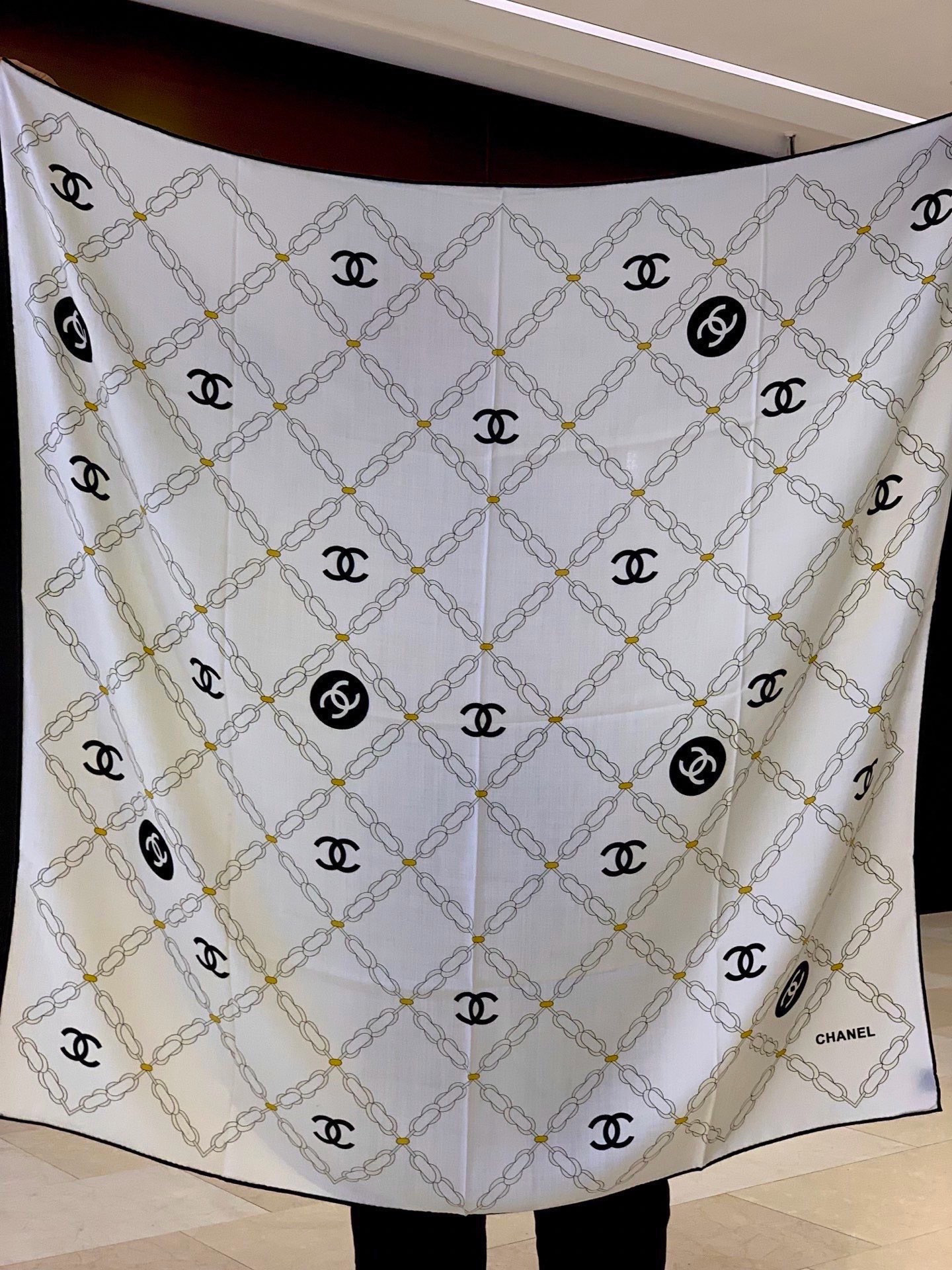 高级成衣系列～Chanel  【140双面同色丝绒披肩】 此系列谱写一曲自由轻灵的赞歌 本系列作品创新演绎品牌的风格符号