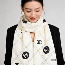 高级成衣系列~Chanel 【140双面同色丝绒披肩】 此系列谱写一曲自由轻灵的赞歌 本系列作品创新演绎品牌的风格符号 高级成衣系列~Chanel 【140双面同色丝绒披肩】 此系列谱写一曲自由轻灵的赞歌 本系列作品创新演绎品牌的风格符号