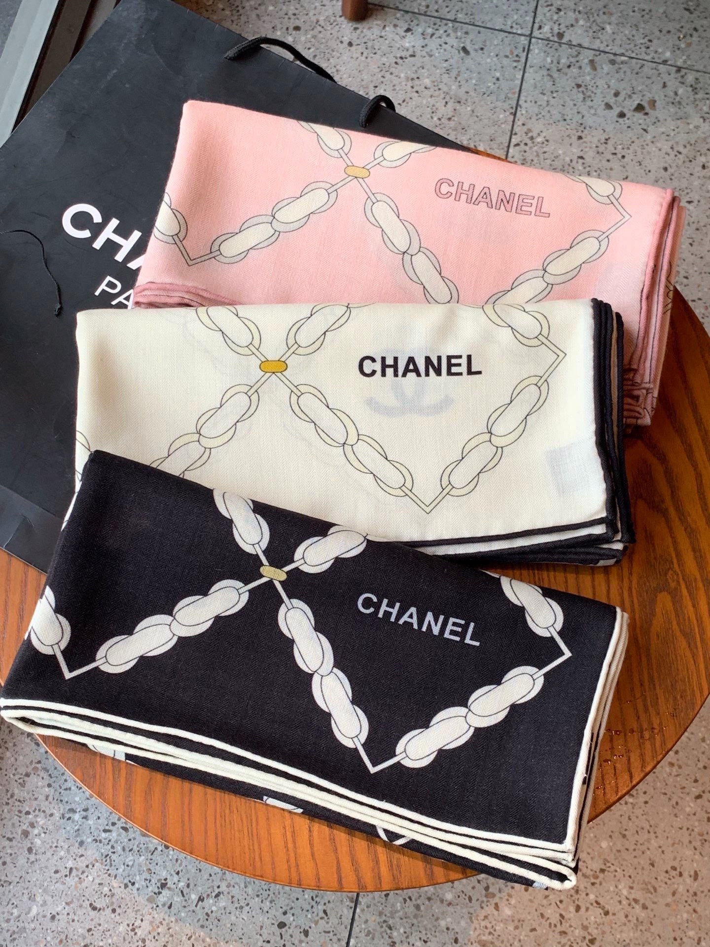 高级成衣系列～Chanel  【140双面同色丝绒披肩】 此系列谱写一曲自由轻灵的赞歌 本系列作品创新演绎品牌的风格符号